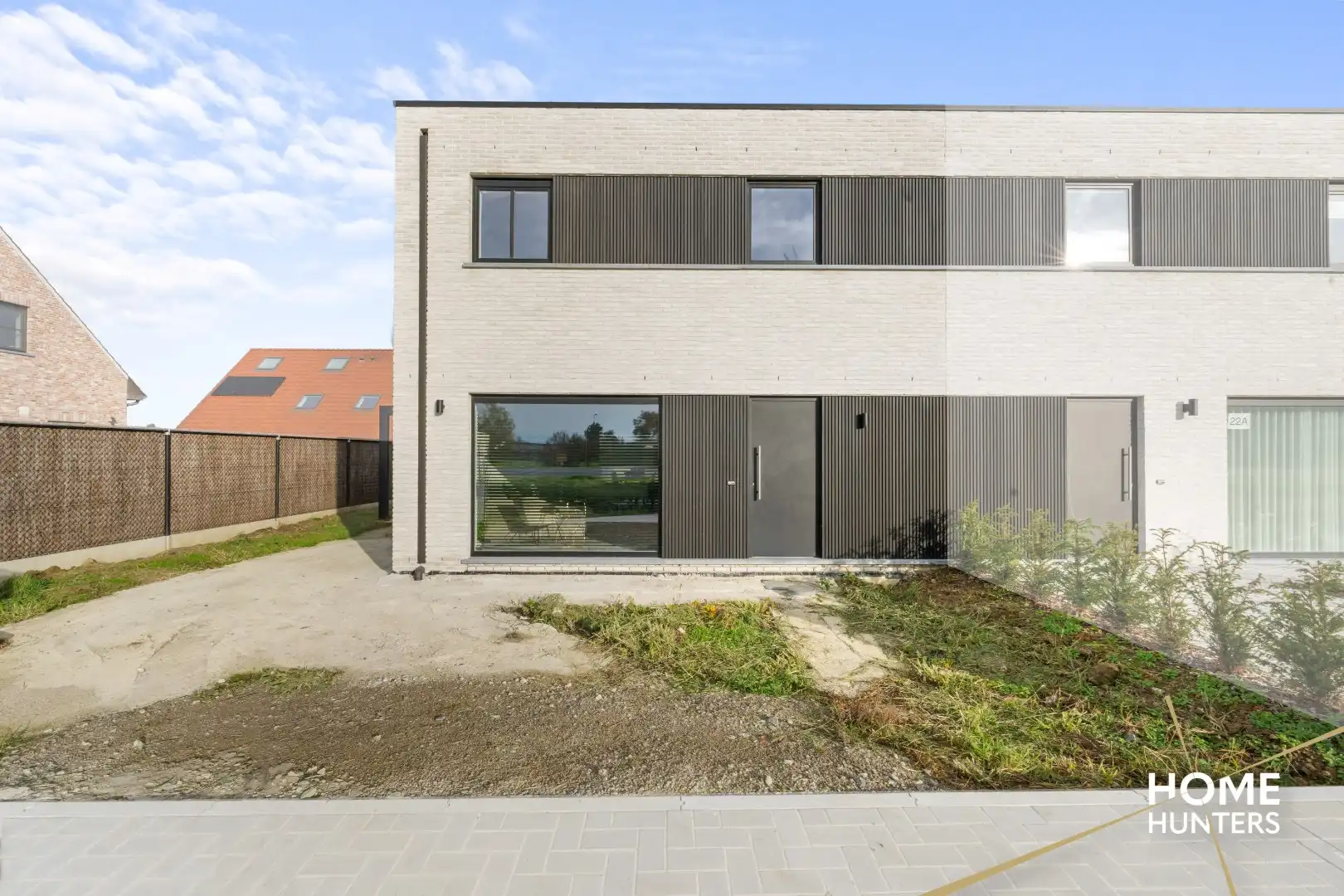 Luxueus afgewerkte halfopen nieuwbouwwoning met vergezichten foto 2