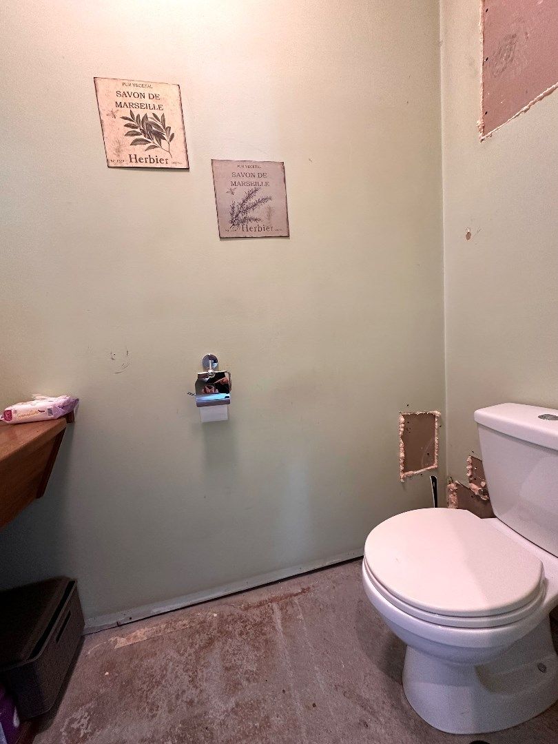 Ruim handelspand met magazijnen, loods, bureelruimte en grote tuin foto 14