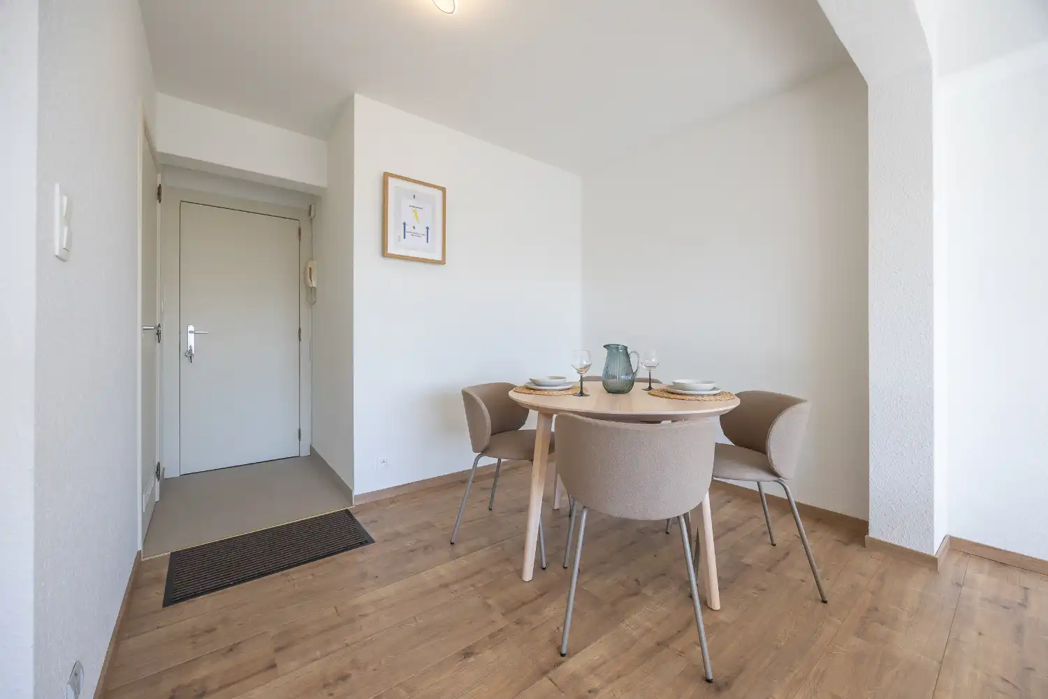 Lichtrijke studio met zuidgericht terras op de zeedijk van Middelkerke te koop foto 13