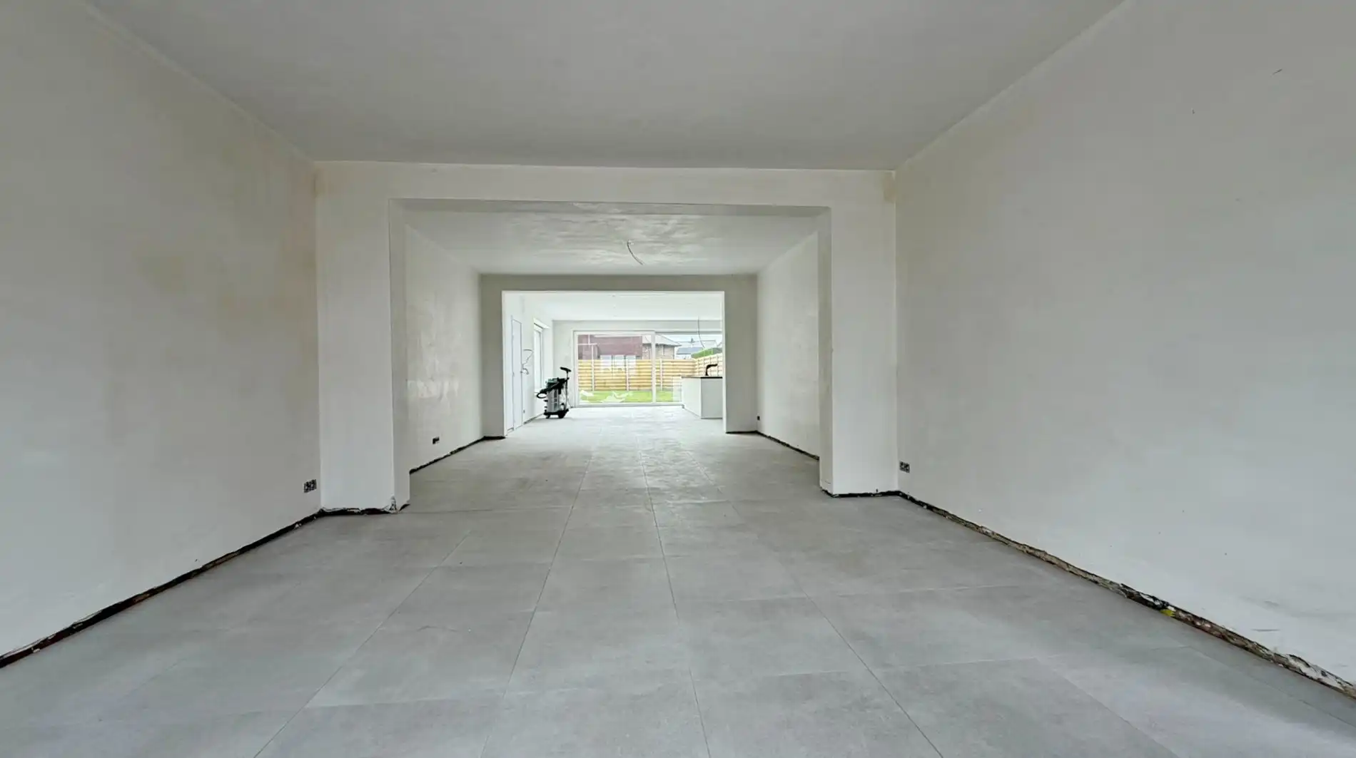 Zeer ruime nieuwbouwwoning in de dorpskern van Noordschote met grote garage en tuin.  foto 3