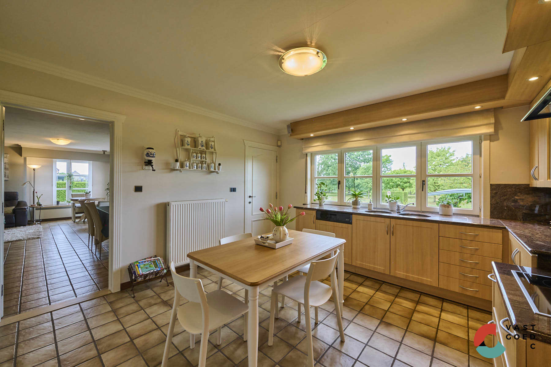 Ruime gezinswoning omringd door groen op een perceel met vrij uitzicht foto 10