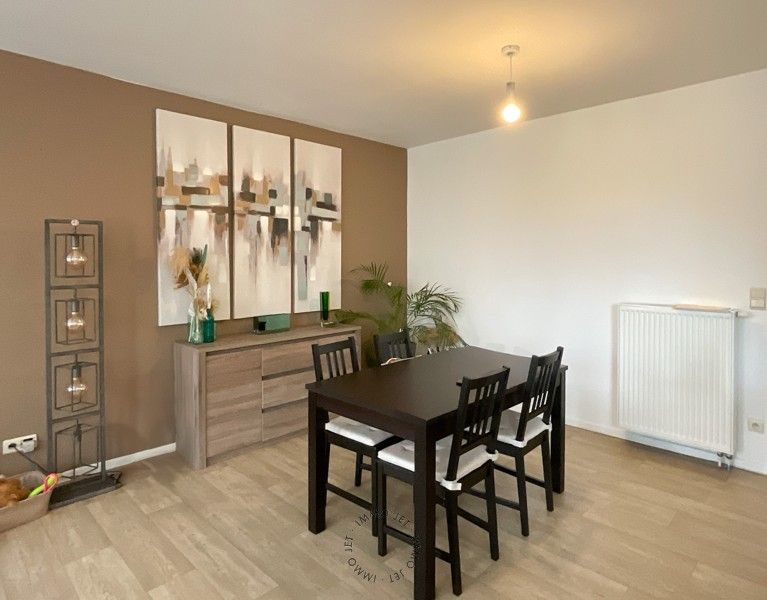 Mooi appartement aan het kerkplein van Melsele met twee slaapkamers en terras foto 3