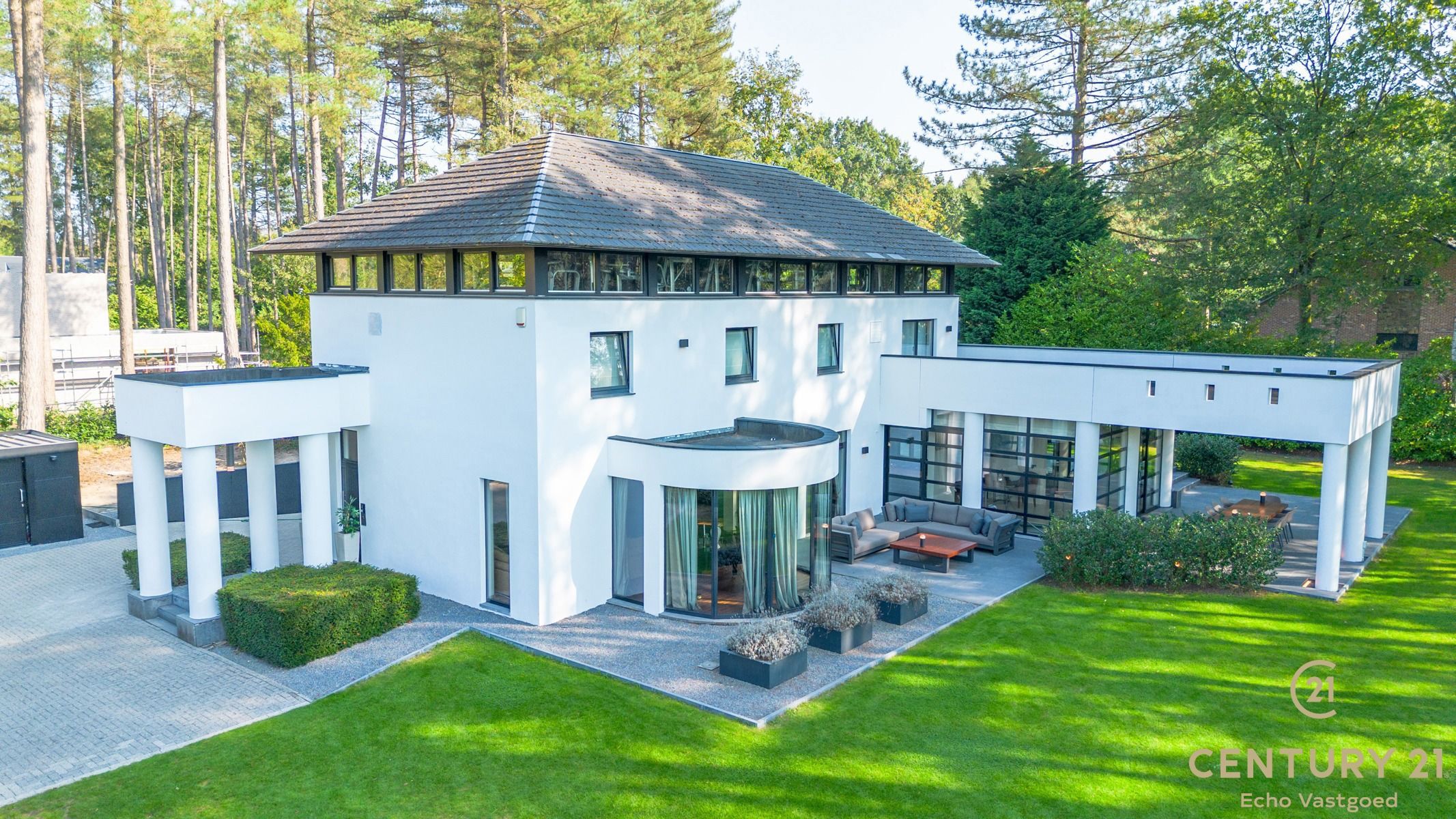 Villa met binnenzwembad en COMPLETE wellness op ca 2590m² foto {{pictureIndex}}