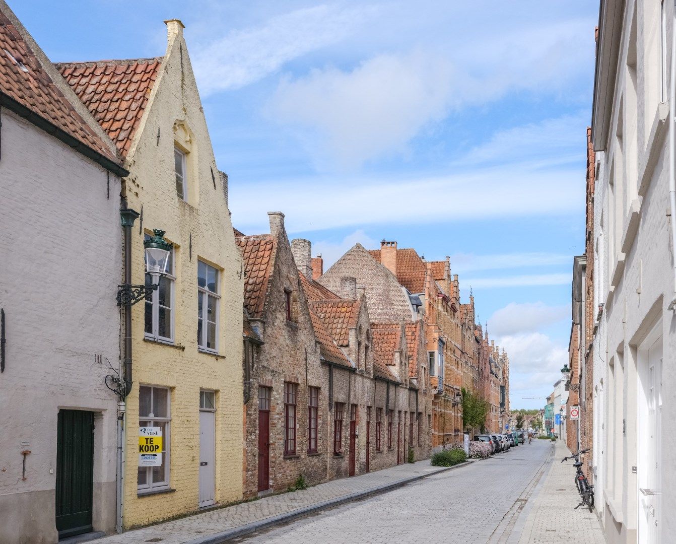 Tegenaan Sint-Gilliskwartier, op te knappen stadswoning met tuintje foto 2