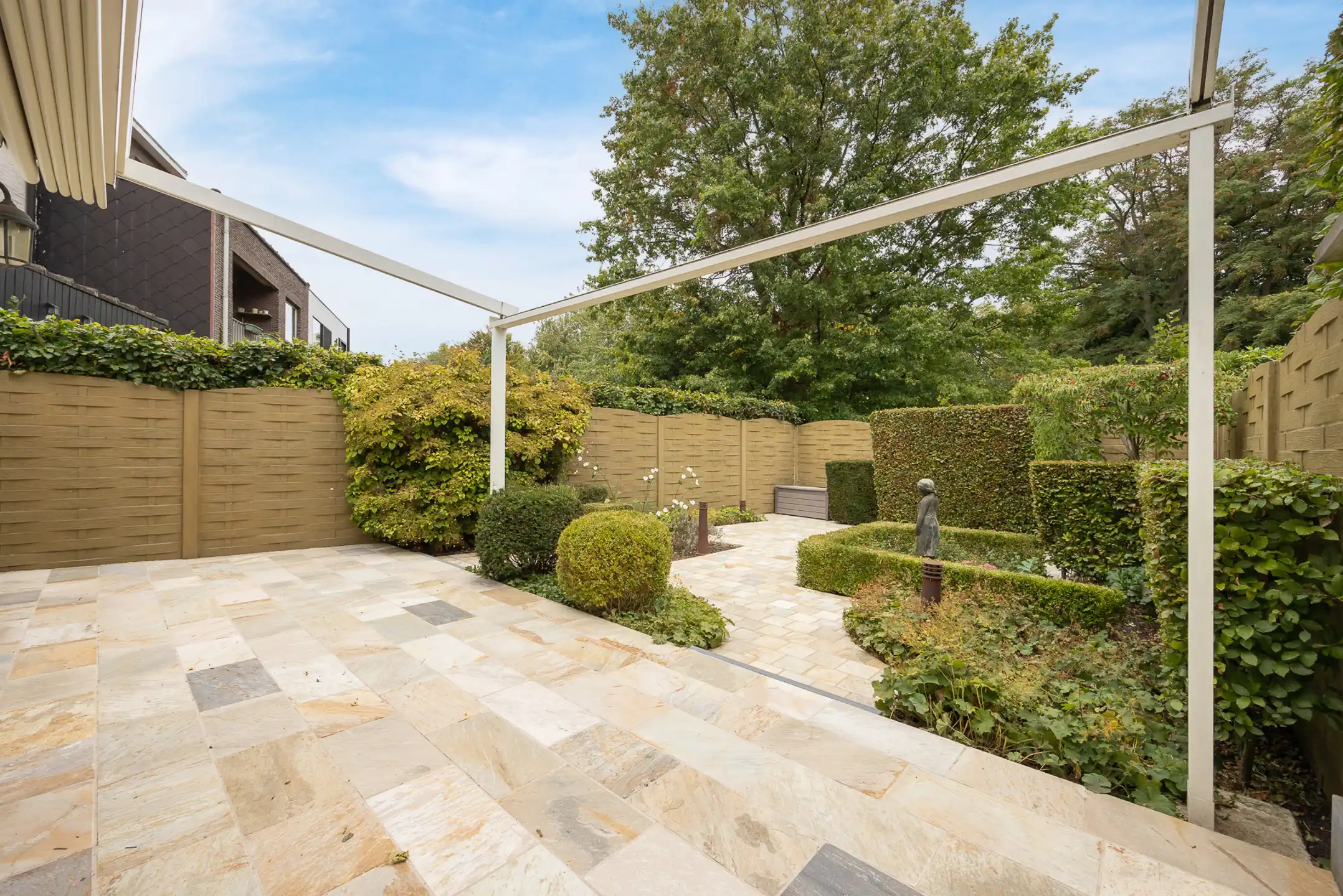 Charmante rietgedekte HOB met garage foto 14