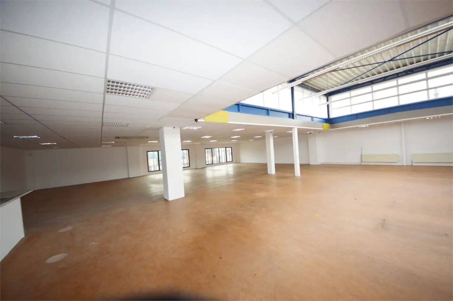COMMERCIEEL GEBOUW BAANLOCATIE MET PARKING NABIJ MCDONALDS foto 21