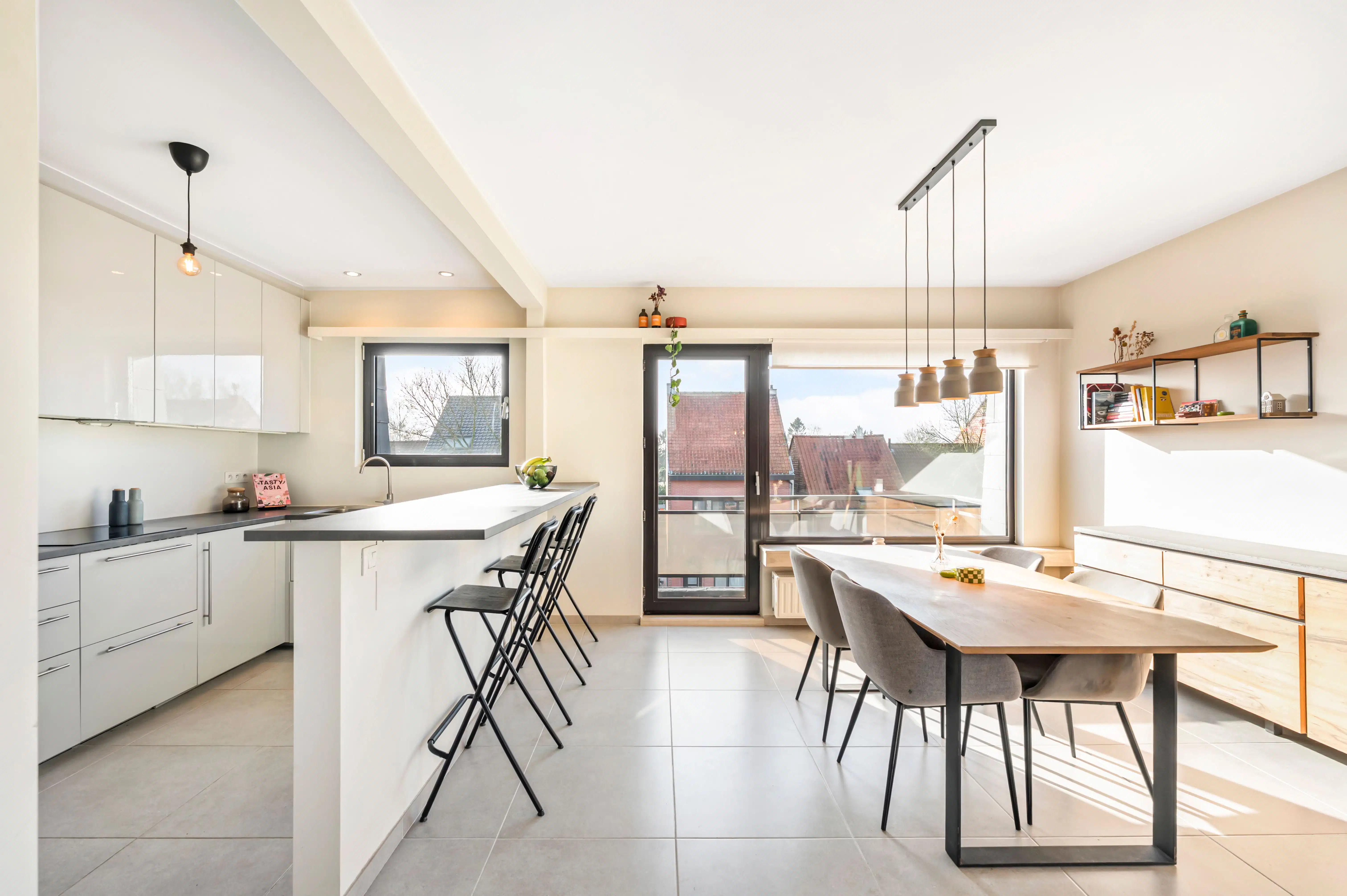 Lichtrijk hoekappartement met 3 slaapkamers en garagebox in Ekeren! foto 2