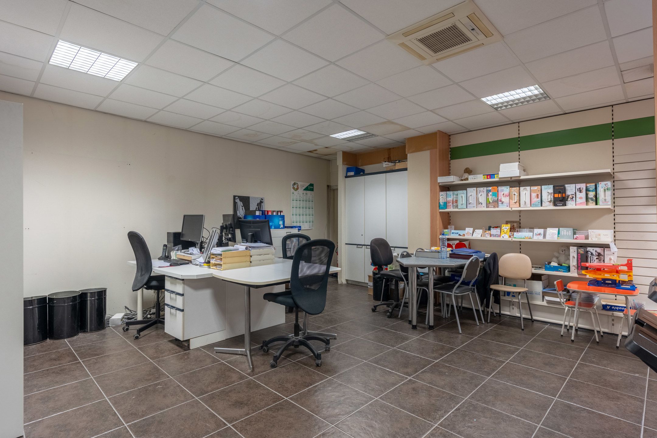 Verrassend ruime handelswoning met bovenliggend appartement. foto 6