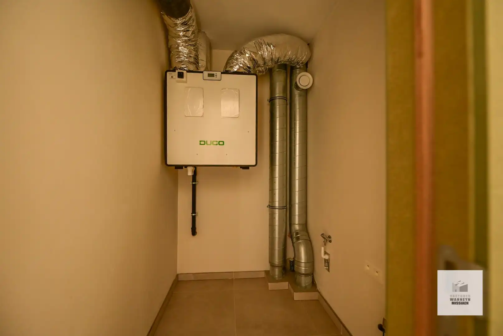 Moderne energiezuinige halfopen woning met 3 slaapkamers, tuin en carport foto 16