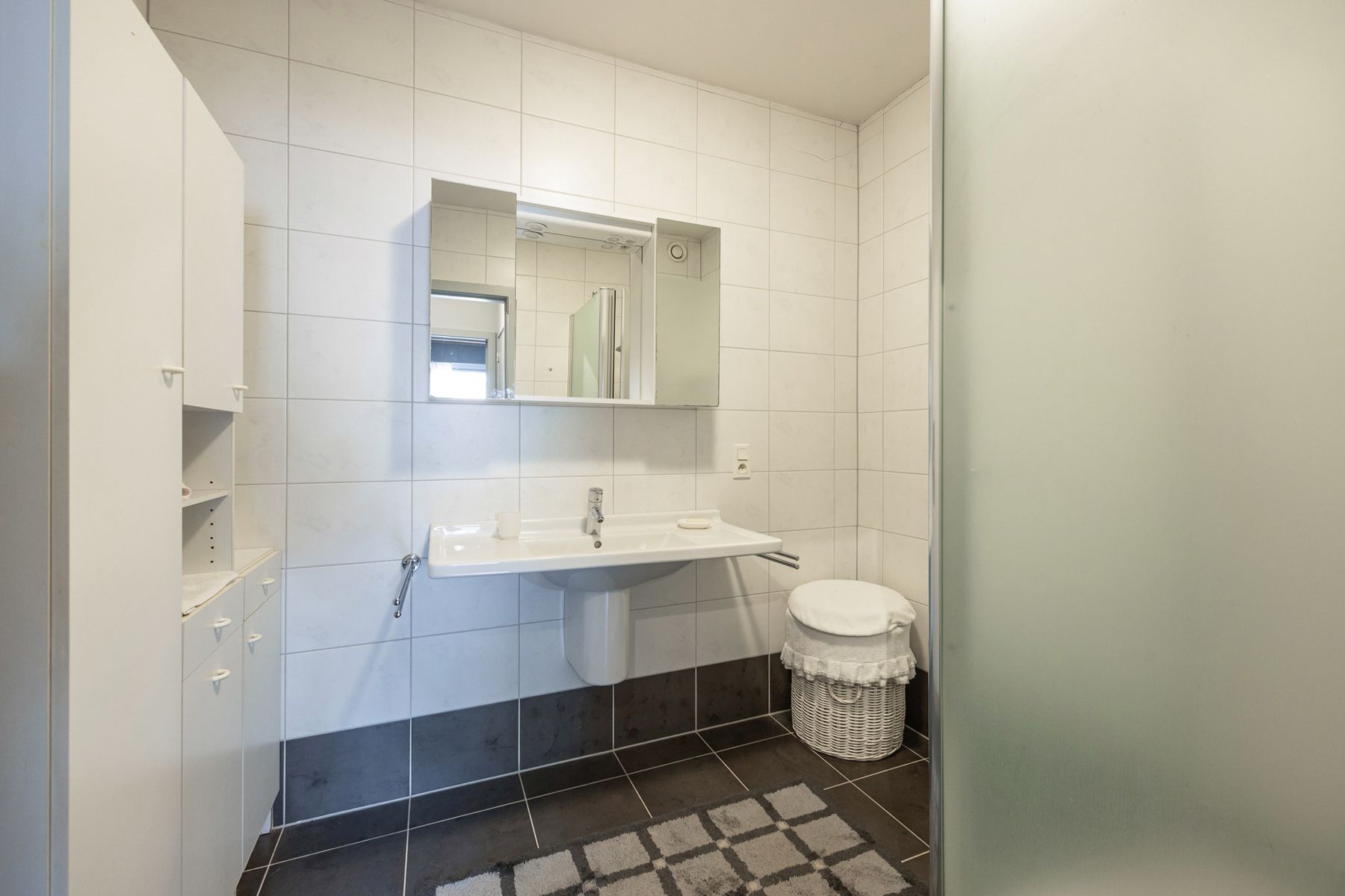 Twee slaapkamer appartement in centrum Kontich – met terras en kelderberging foto 11