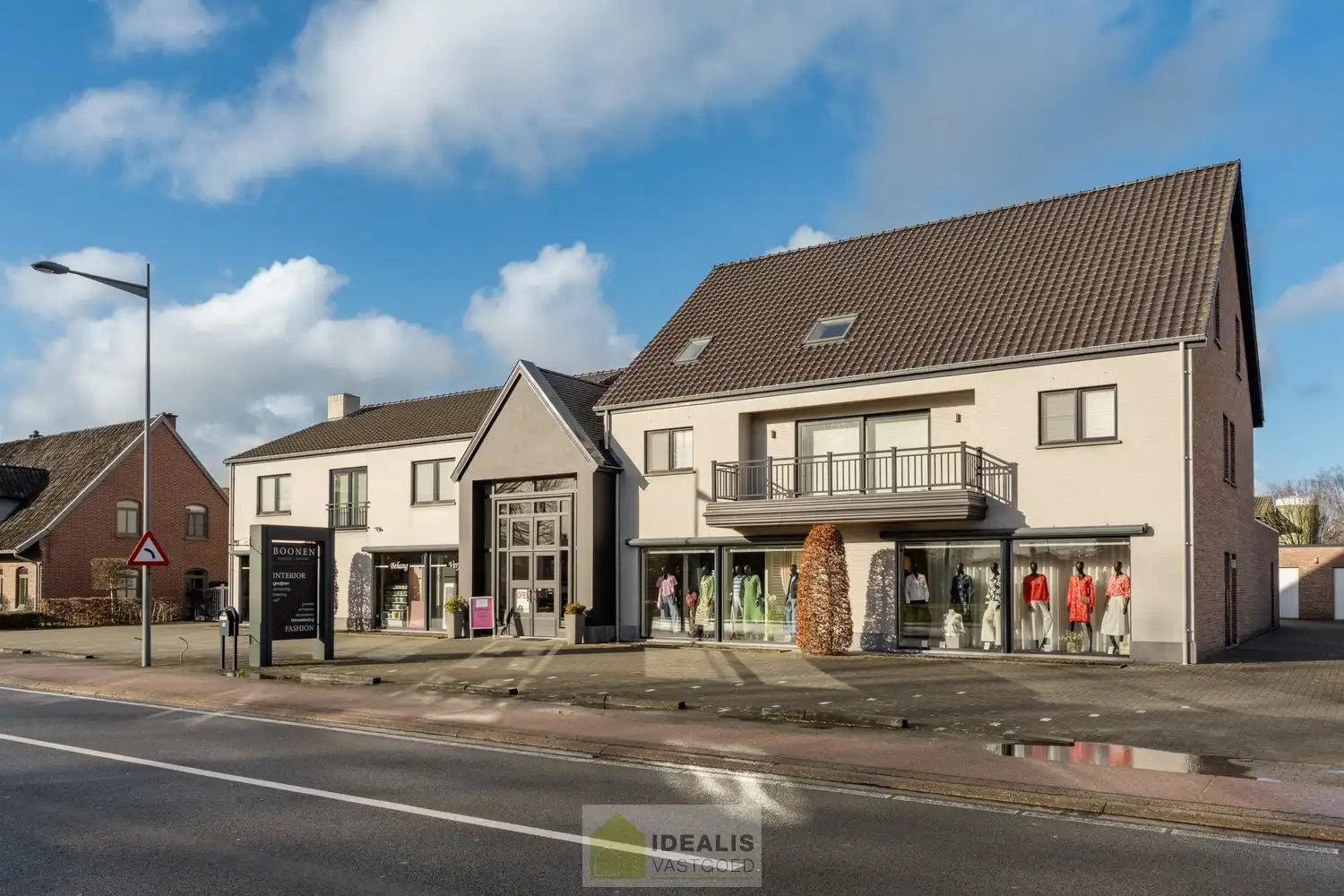 INSTAPKLARE HANDELSRUIMTE VAN MAAR LIEFST +- 410M² MET RIANTE WONING OP SCHITTERENDE COMMERCIËLE ZICHTLOCATIE!! foto {{pictureIndex}}