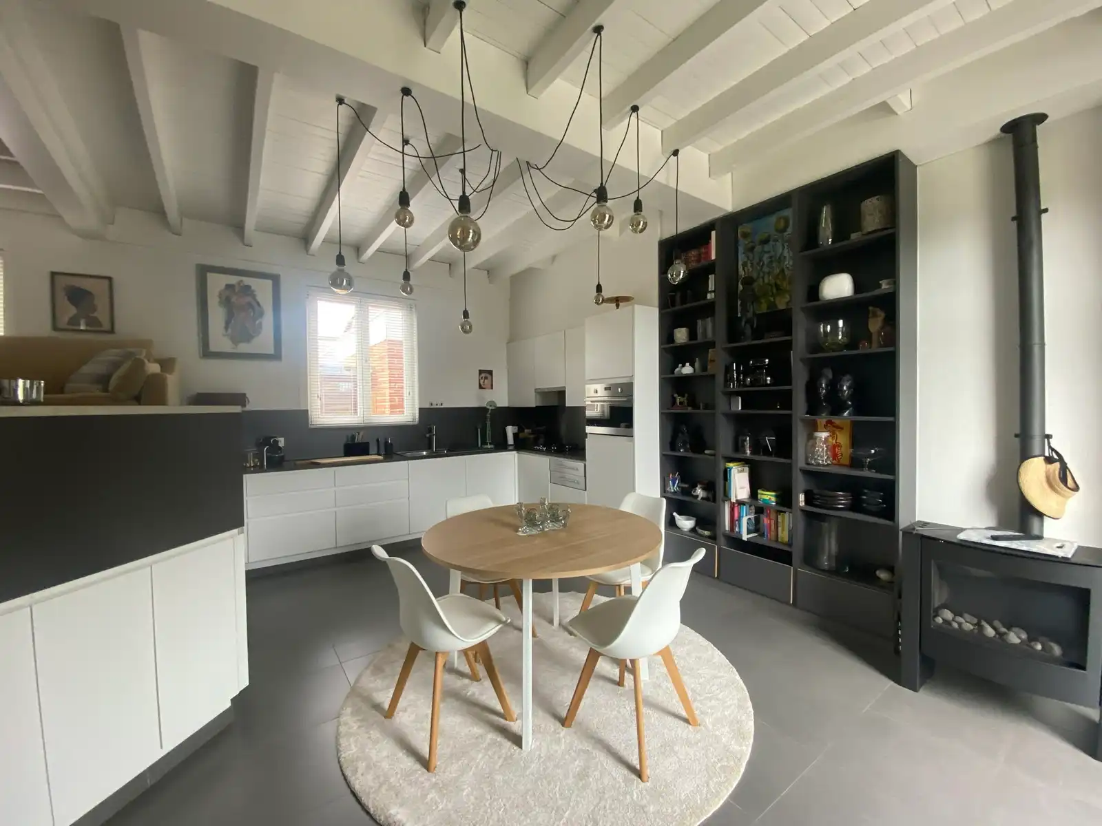 Gemeubeld instapklaar hip huisje !!! foto 2