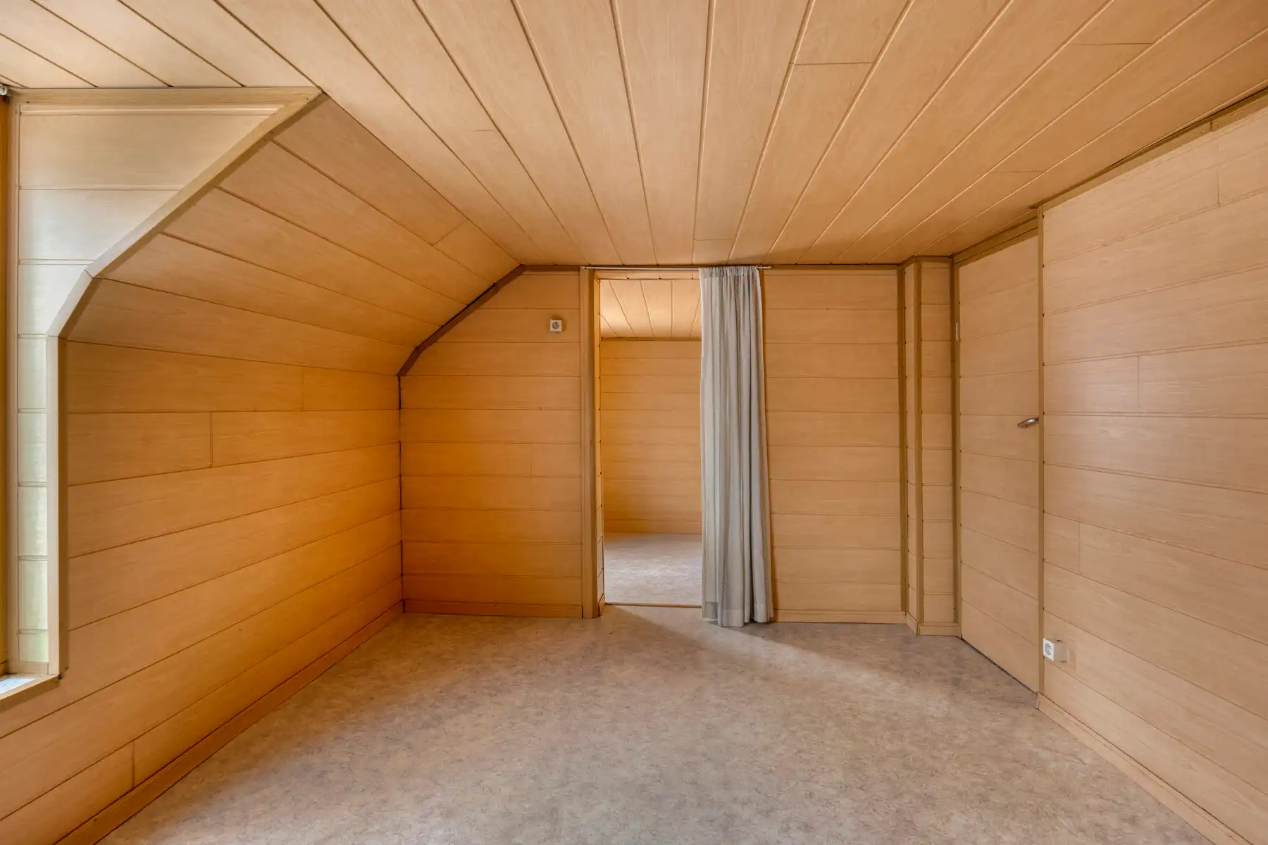 Charmante te renoveren woning met tuin foto 15