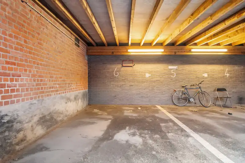 Roeselare-stadskern. Kantoor / praktijkruimte van 164m2, onlangs vernieuwd. Grote zichtbaarheid en uitkijkend op het Coninckplein. Ideaal voor groepspraktijk, galerij, boekhoudkantoor, private training,... foto 15