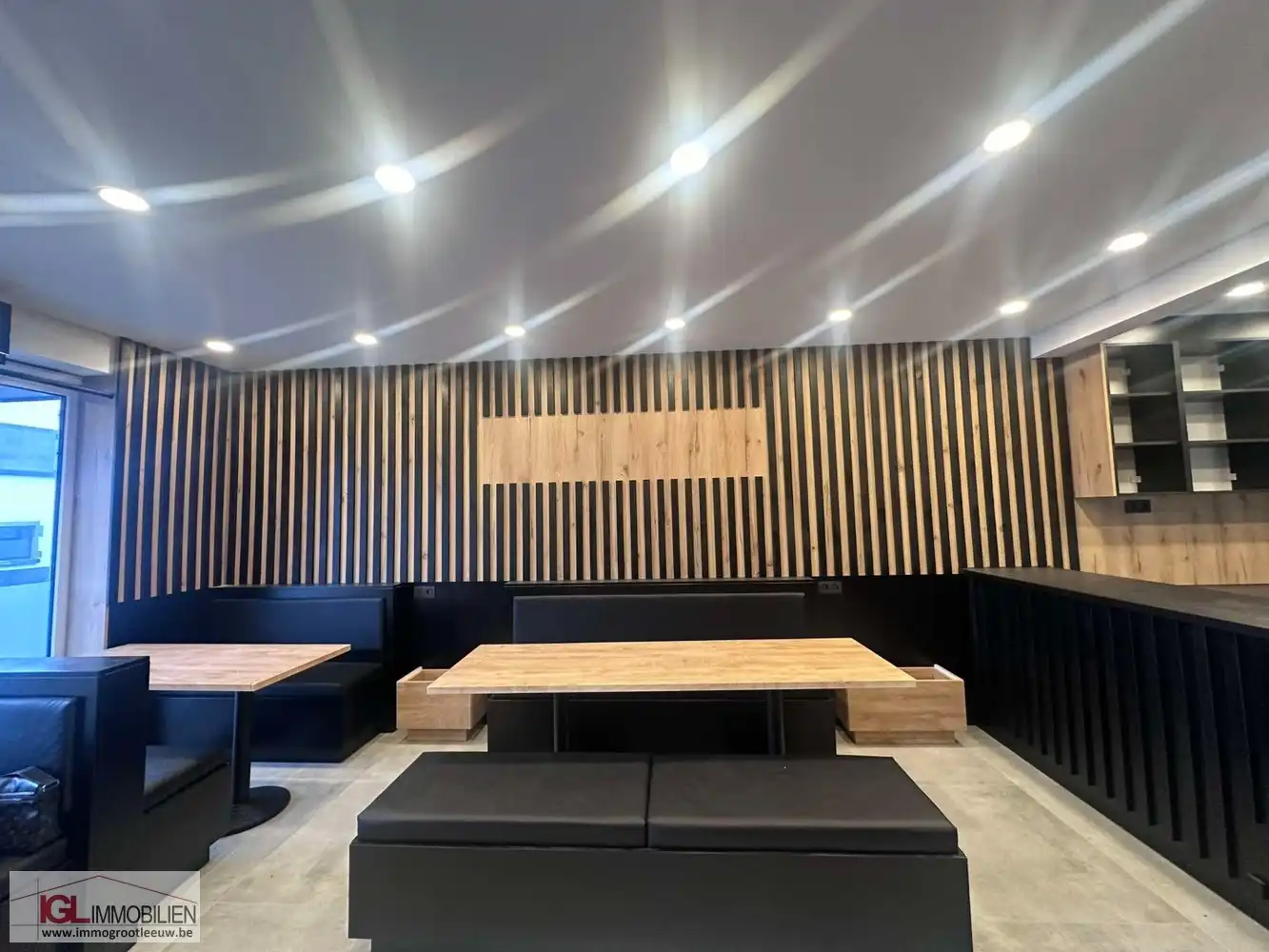 Volledig gerenoveerd handelspand aan het Vlezenbeekplein te koop foto 3