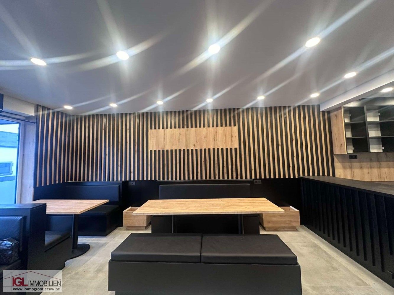 Volledig gerenoveerd handelspand aan het Vlezenbeekplein te koop foto 3