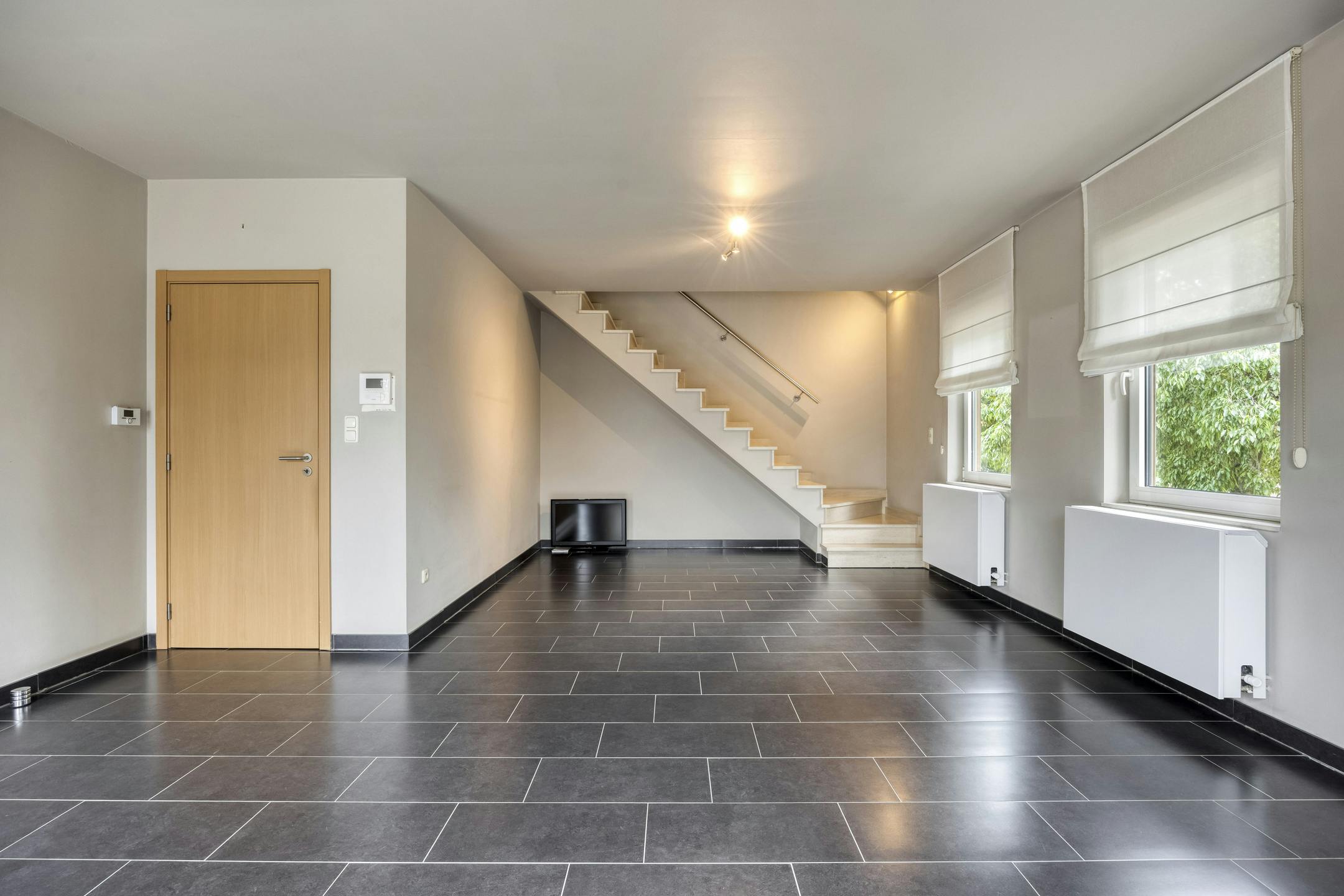 Instapklaar appartement met staanplaats en groot terras nabij centrum Diepenbeek foto {{pictureIndex}}