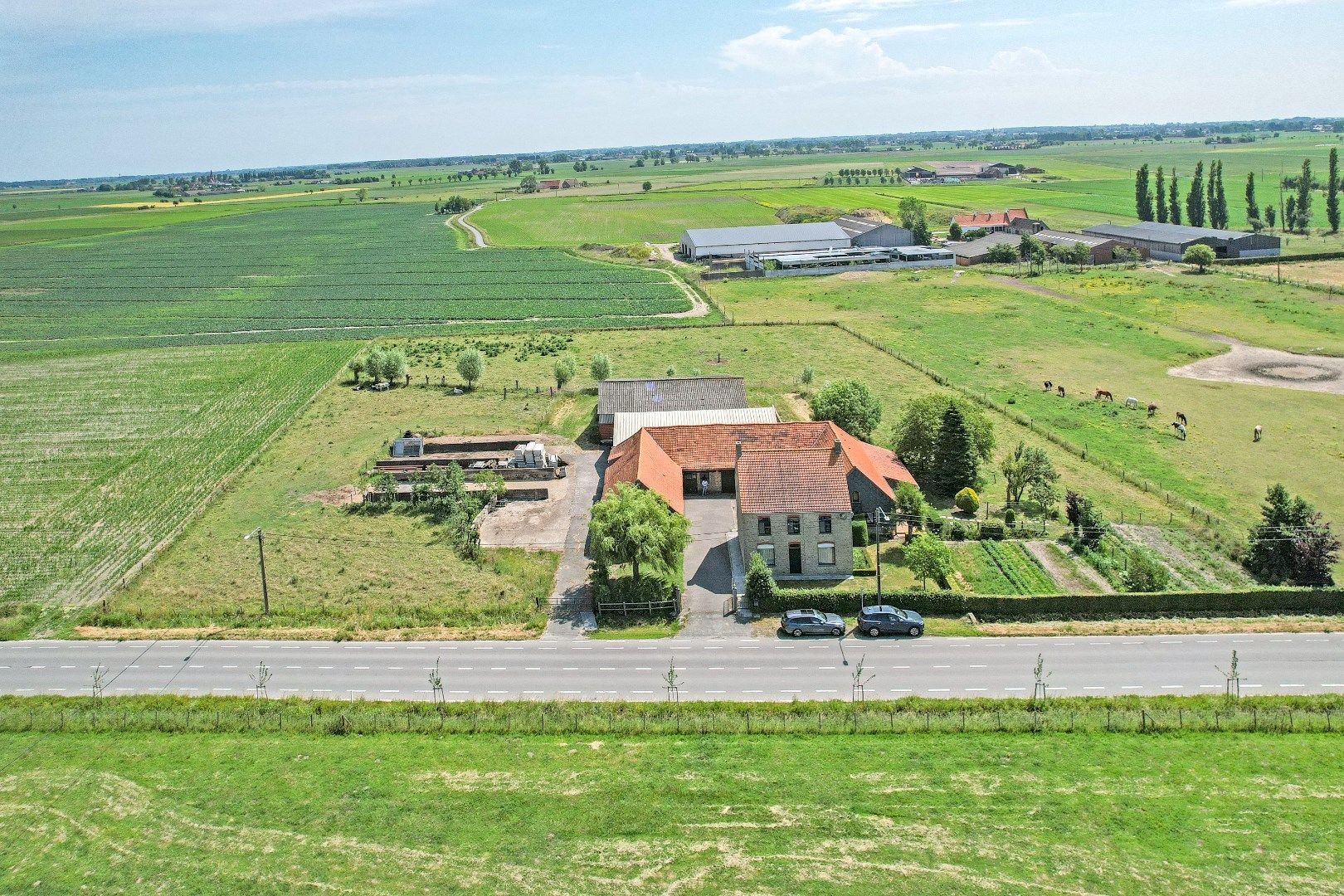 Centraal gelegen hoeve op 11.012m² te Diksmuide! foto 3