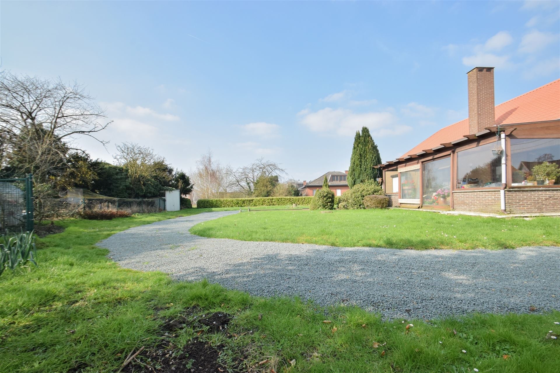 Opbrengsteigendom | Laagbouwwoning met garage en tuin.  foto 15