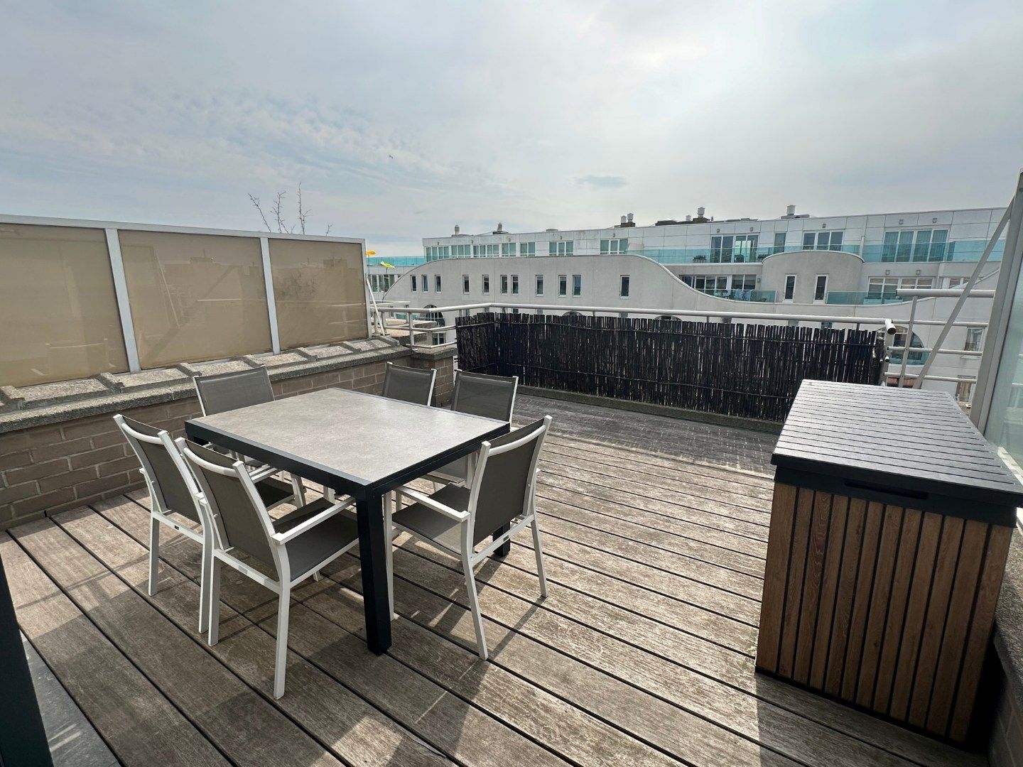 PRACHTIGE GEMEUBELDE PENTHOUSE TE KOOP OP 100 M. VAN HET STRAND IN KOKSIJDE foto {{pictureIndex}}
