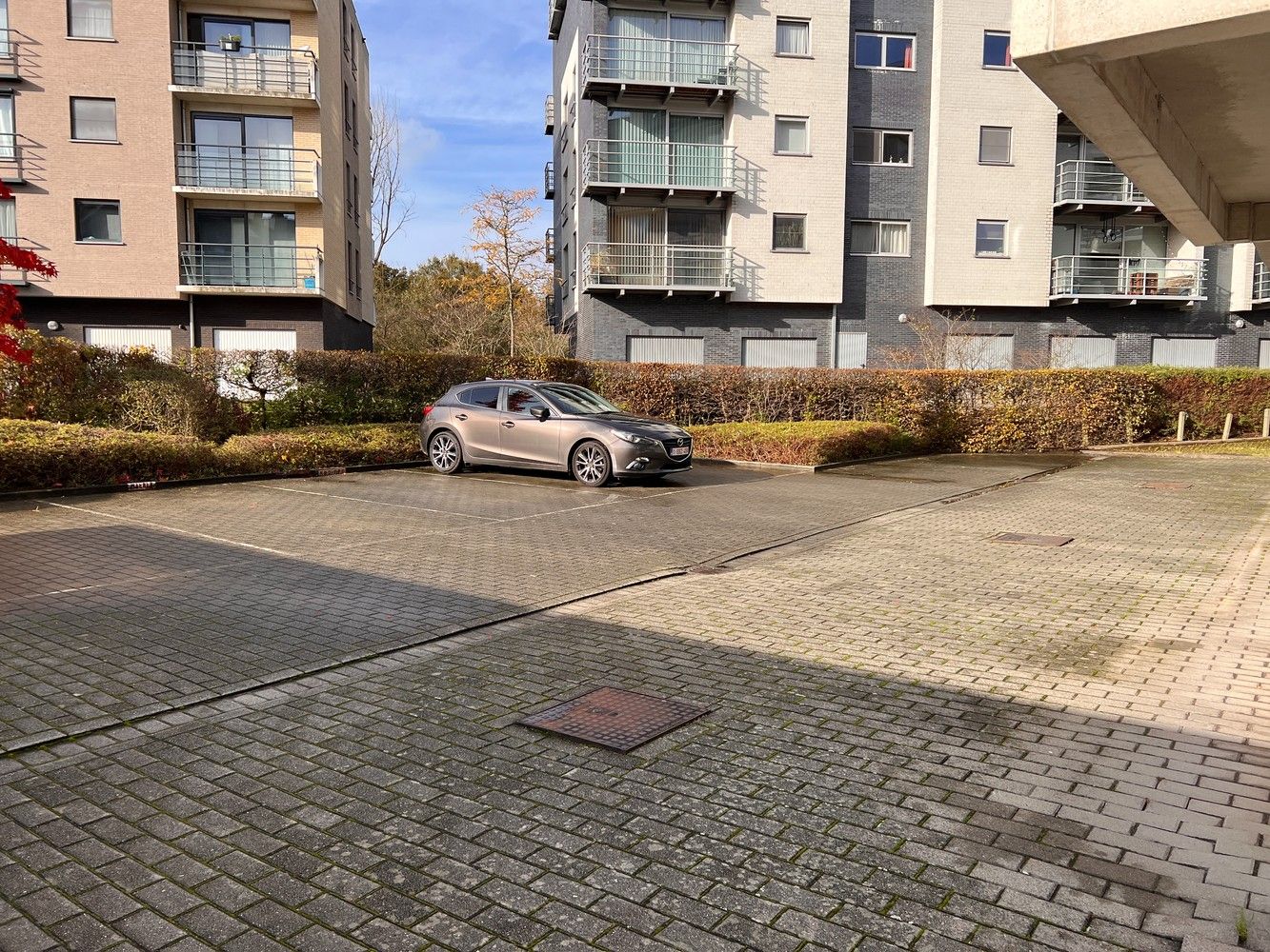 Niet overdekte autostaanplaats Te huur in Leuven - Buitenstaanplaats foto 3