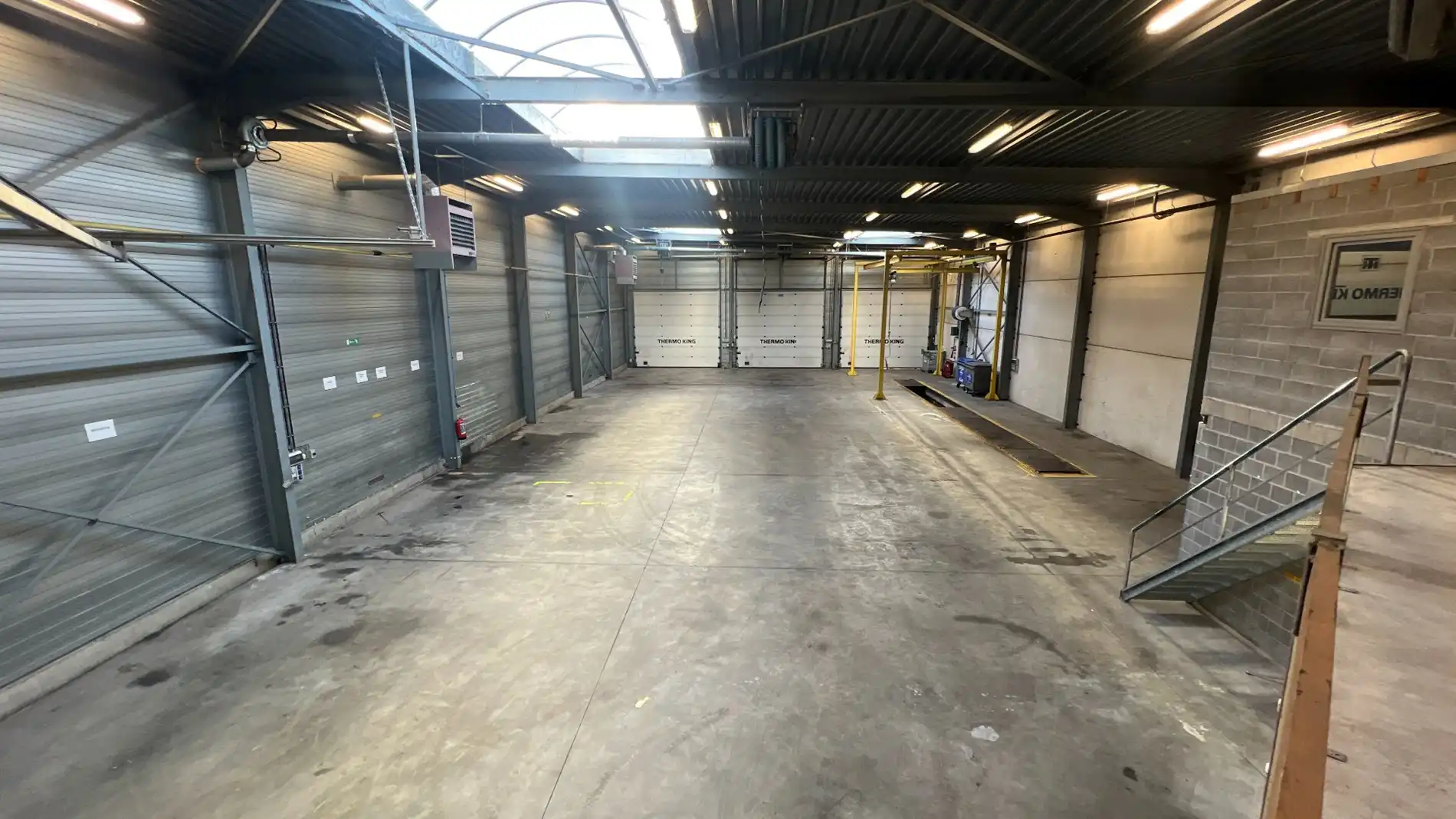 Magazijn te huur vlakbij R4 in Evergem foto 2