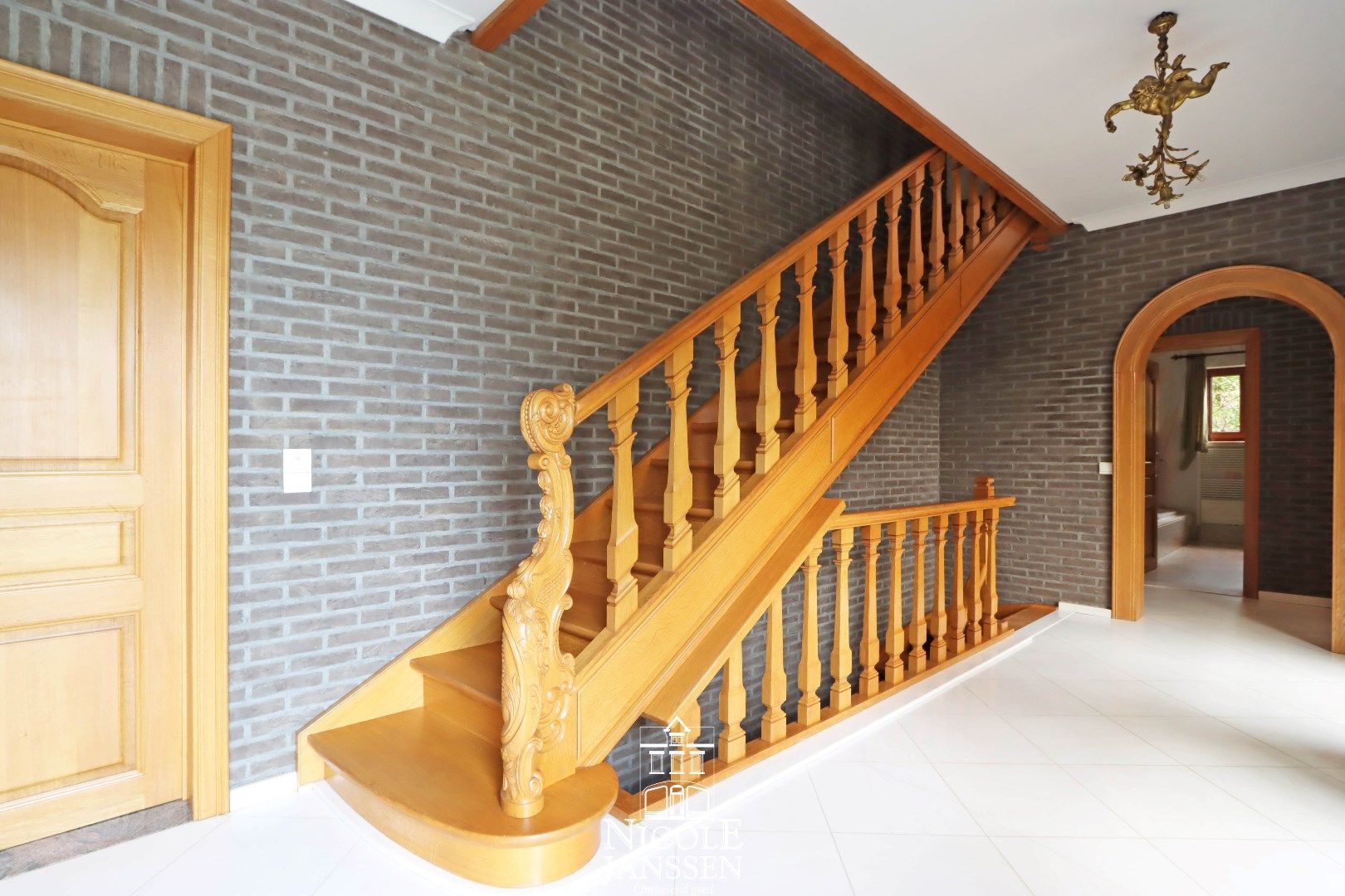 Ruim ingedeelde villa met 7 slaapkamers, dubbele garage en volledig omheinde tuin  foto 2