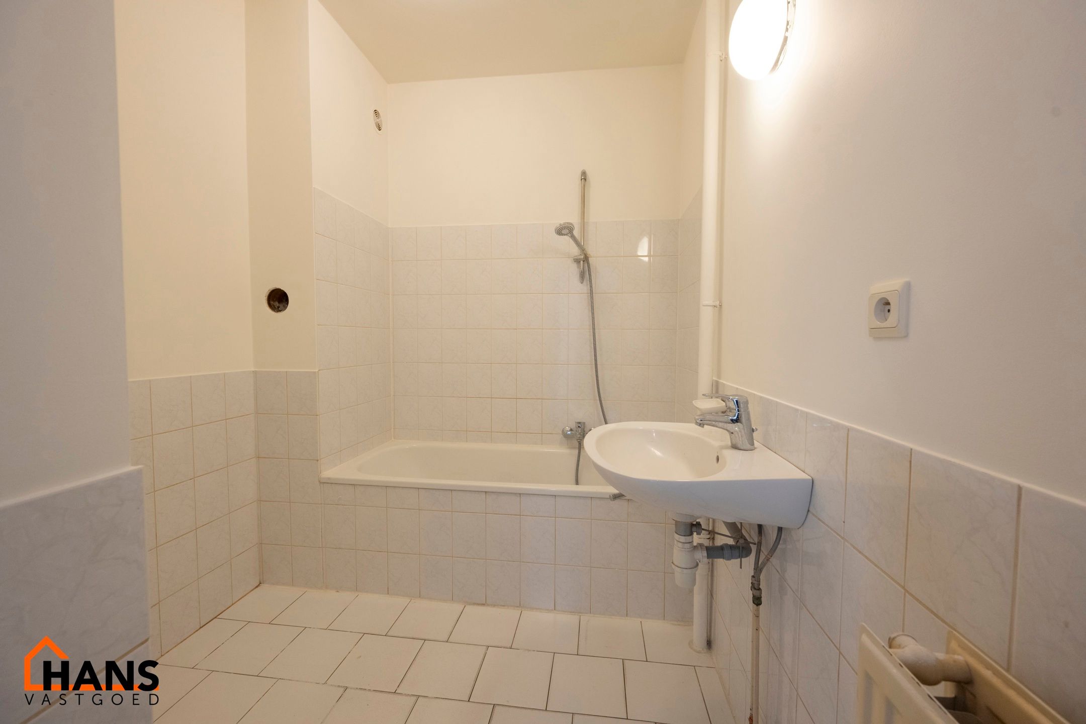 Opgefrist appartement met tuin en garage foto 10