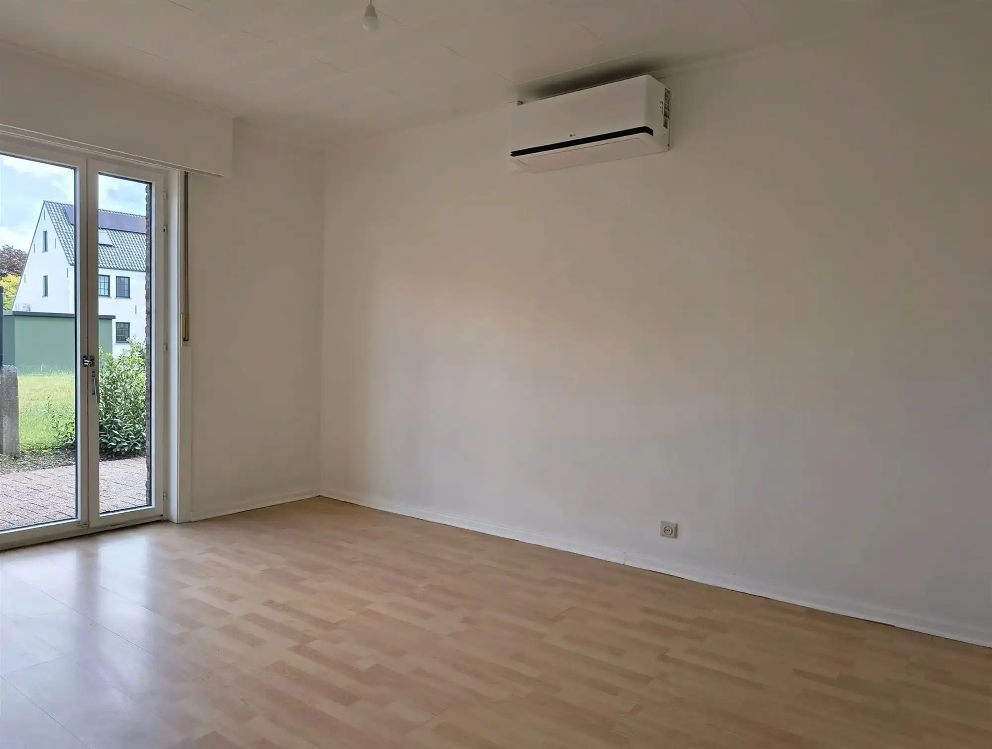 woonhuis -totaal gerenoveerd- met 2 slaapkamers, oprit en garage foto 10
