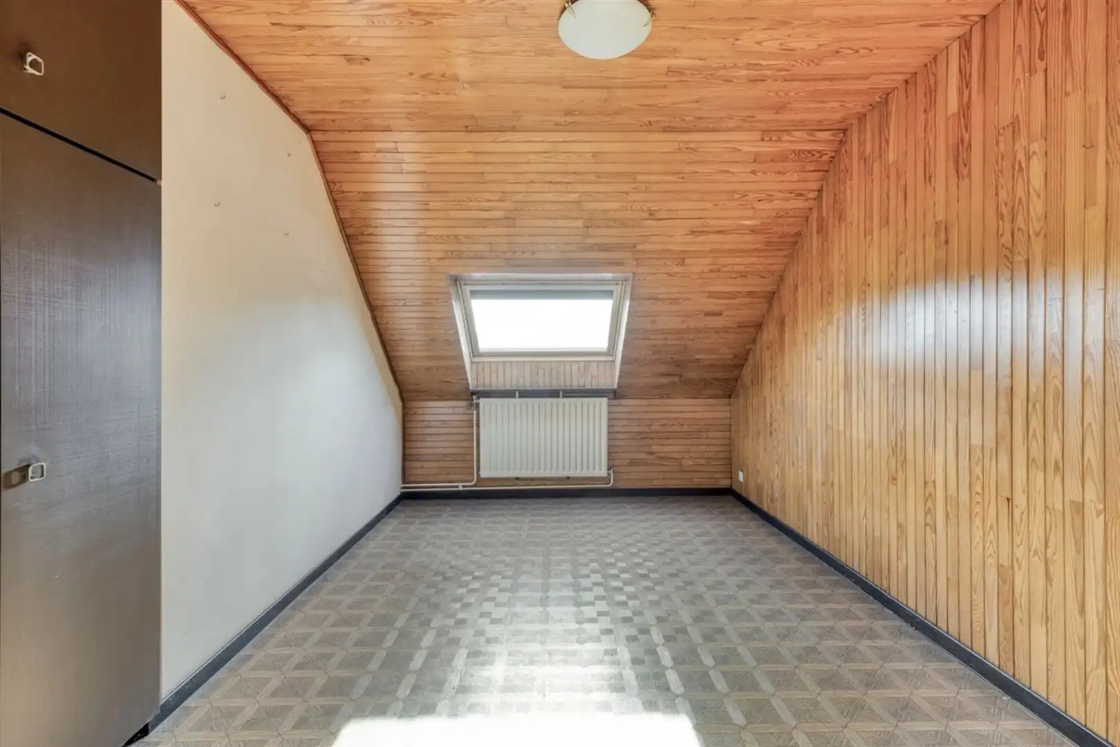 op te frissen ééngezinswoning met tuin en dubbele garage. Vroegere slagerij met woonst. foto 27