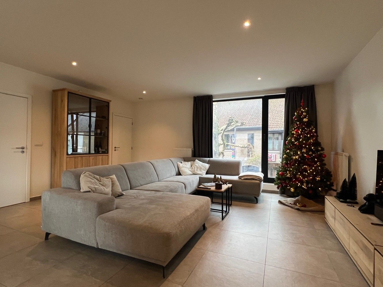 Recente nieuwbouwwoning met 3 slaapkamers en garage. foto {{pictureIndex}}