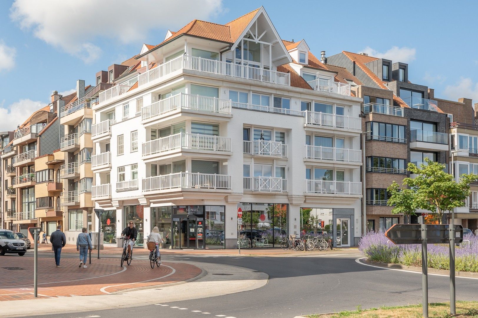 Lichtrijk 2-slaapkamer appartement met open zicht over het Abraham Hansplein. foto 3