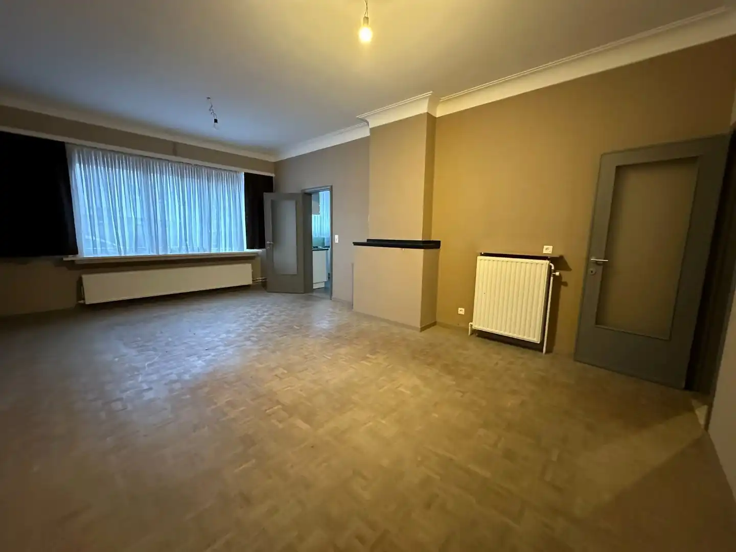 Gelijkvloersppartement met 3 slpk, dubbele garage, tuin en ruime kelder (120 m²) foto 2