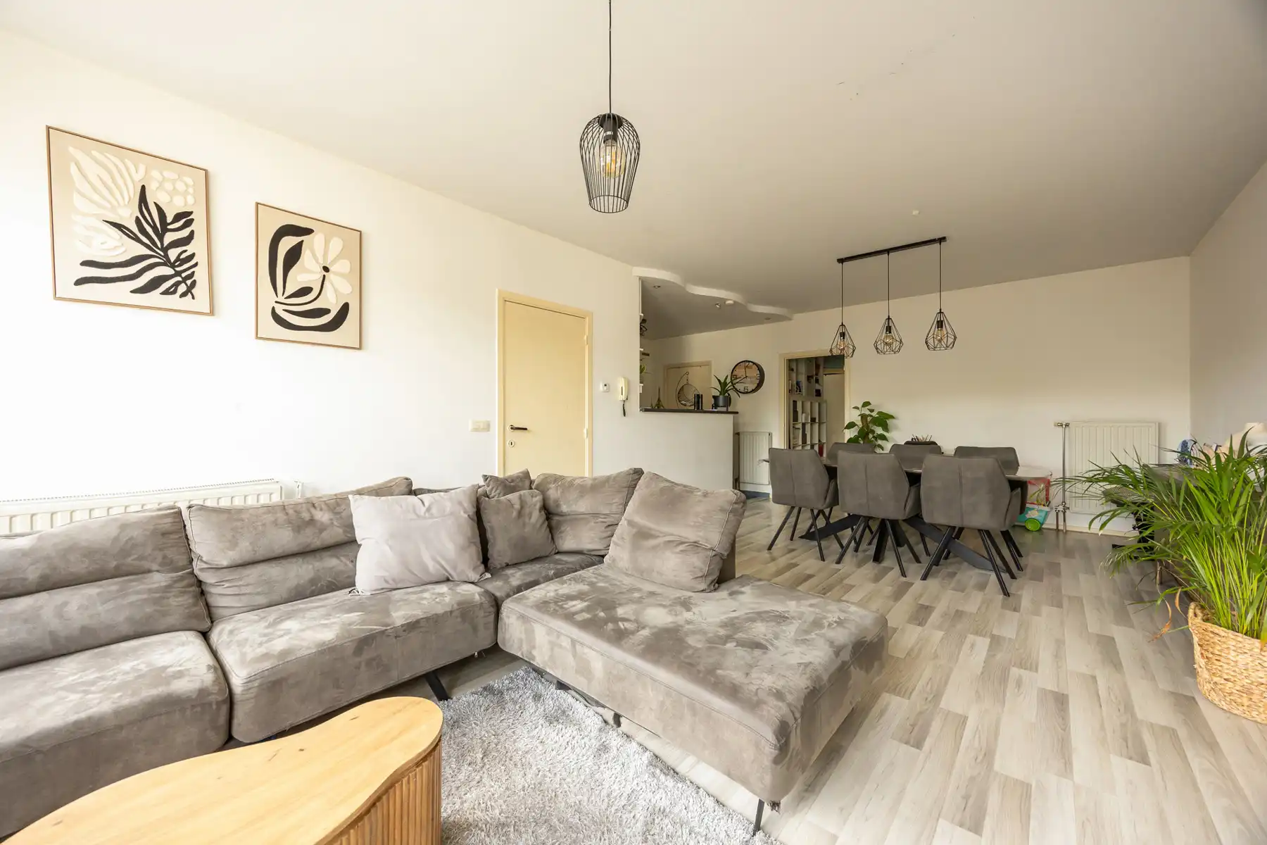 Een appartement op de 2de verdieping met 2 slaapkamers, terras en garage.  foto 2
