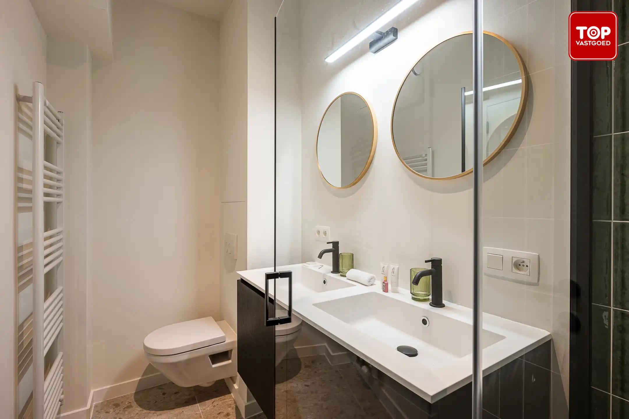 Totaal gerenoveerde woning met 3 slaapkamers, tuin en garage.  foto 15