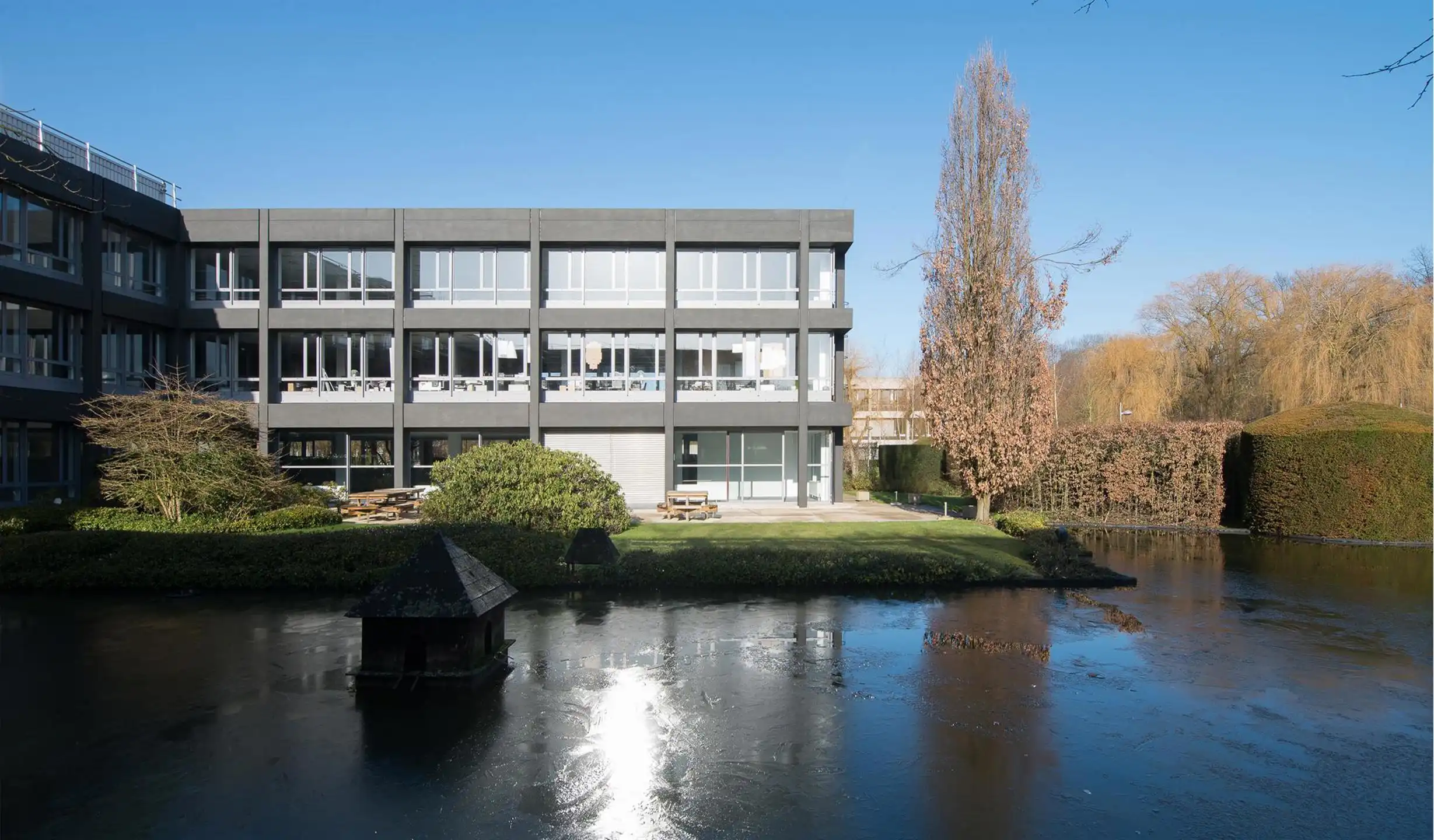 Moderne kantoren in groene omgeving  foto 2