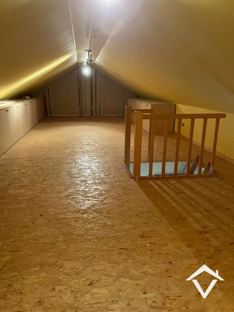 Instapklaar appartement met 2 slaapkamers, 2 terrassen, garage, tuin en afgewerkte zolder te Roeselare. foto 24