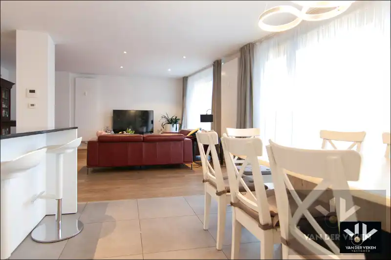 Totaal gerenoveerd gelijkvloers 3 slpk-appartement met gezellig terras op een toplocatie. Garagebox optioneel! foto 3