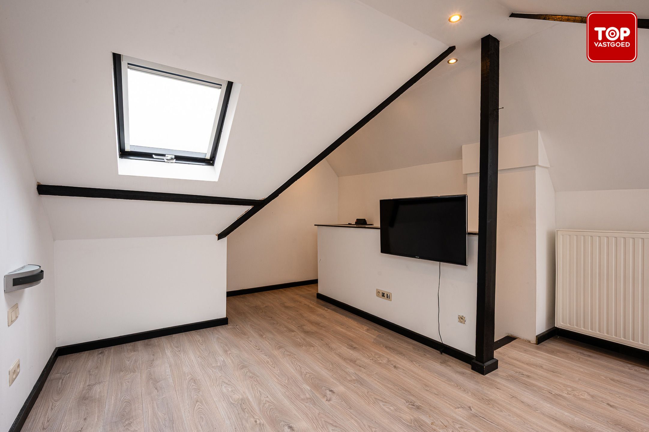 Halfopen woning met 4 slaapkamers, grote tuin en  ruime garage foto 16