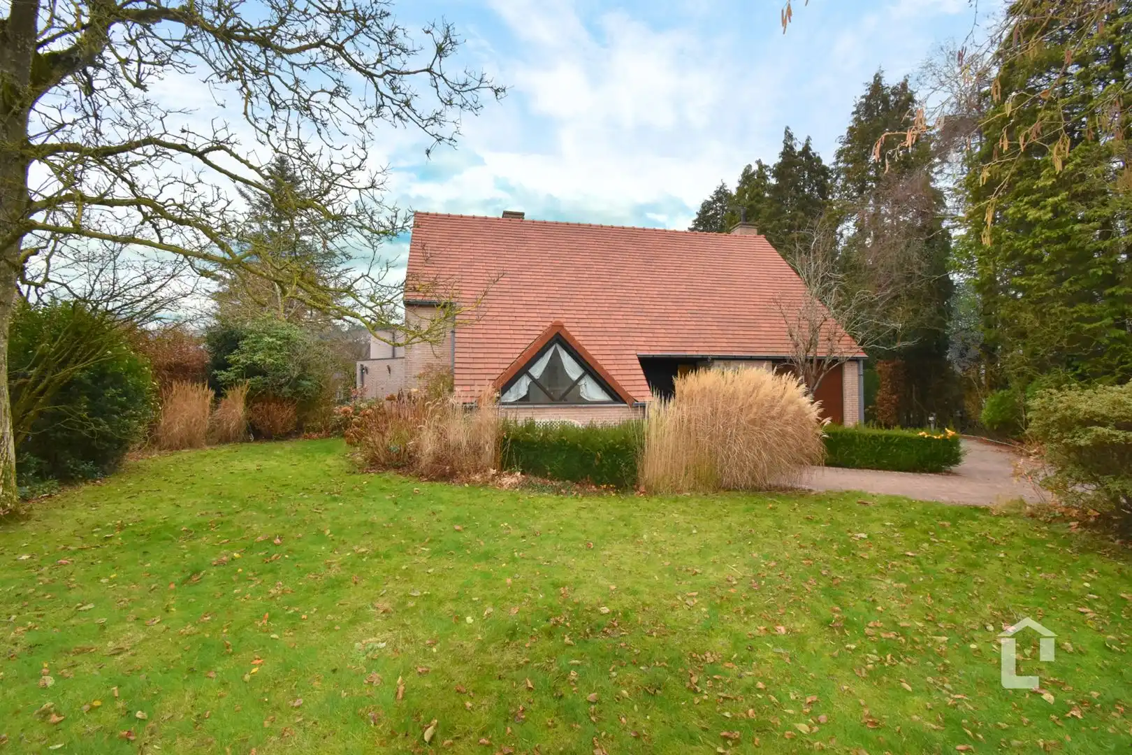 Ruime, unieke villa met bureaus in woonwijk foto {{pictureIndex}}