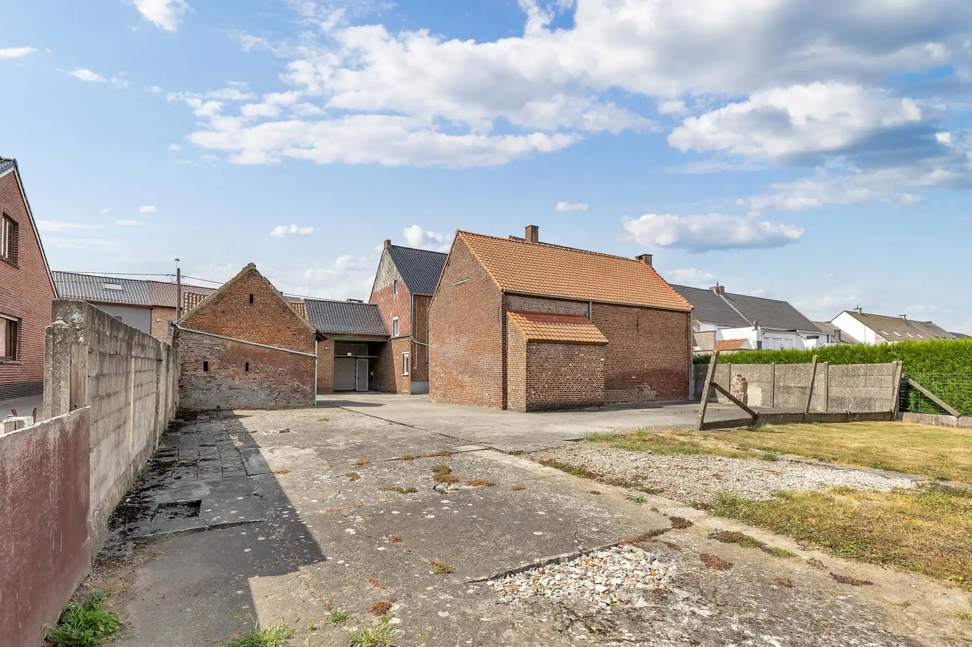 Charmante, te renoveren boerderij met opslagplaats foto 4