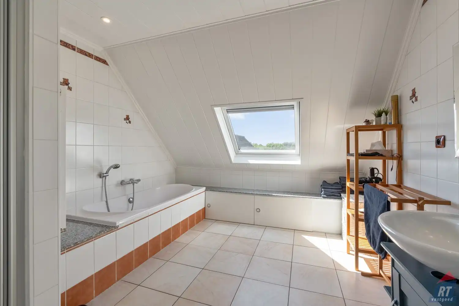 Zeer ruime, instapklare gezinswoning met  4 tot 5 slaapkamers foto 19