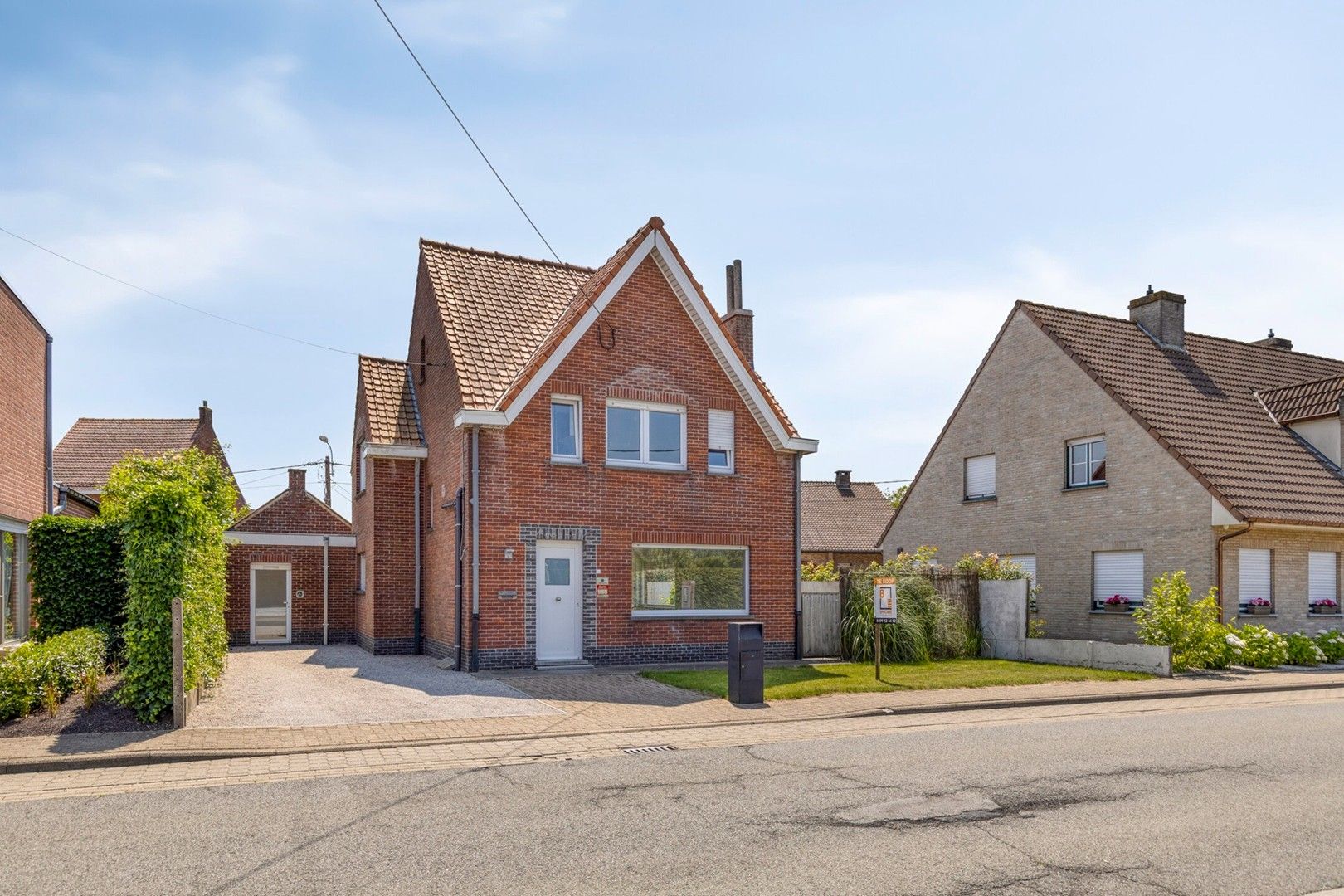 Charmante alleenstaande woning met tuin en achterliggende garage foto 2