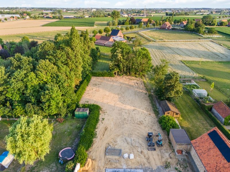 Hooglede-Sleihage. Op een boogscheut van Roeselare. Prachtig gelegen perceel 1386m2  - BOUWGROND + WEILAND met aparte inrit. foto {{pictureIndex}}
