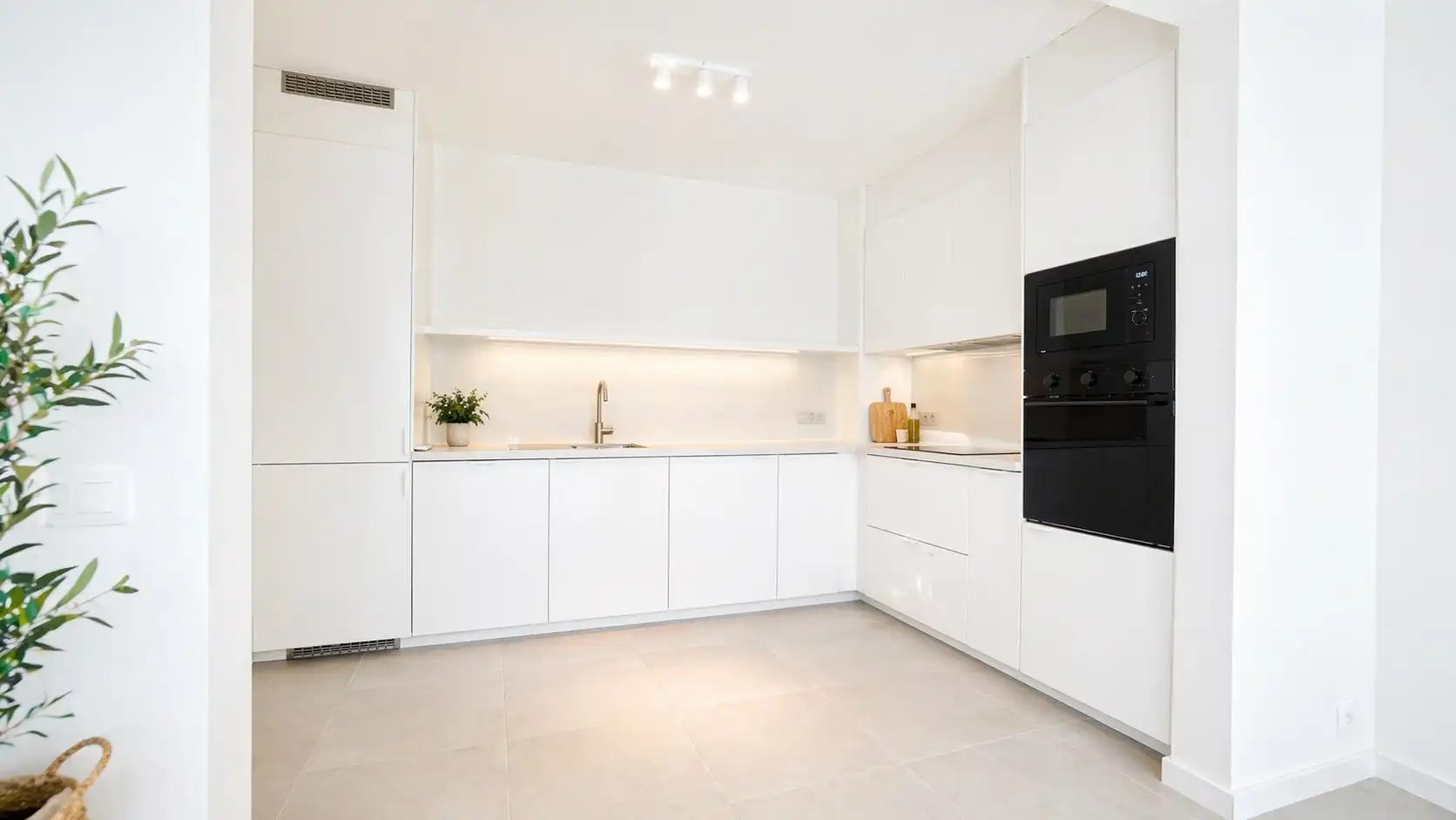 Instapklaar appartement met balkon en garagebox in het centrum van Lokeren foto 2