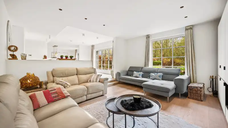 Ruime villa van 336m² op 1 hectare 45 are met vijver foto 4