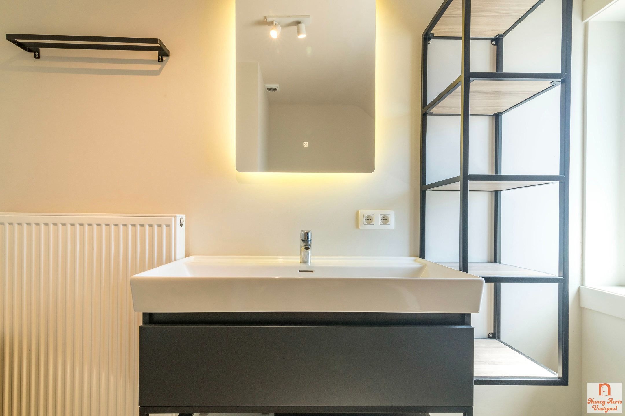 Volledig gerenoveerde woning met bijbouw en grote tuin foto 21