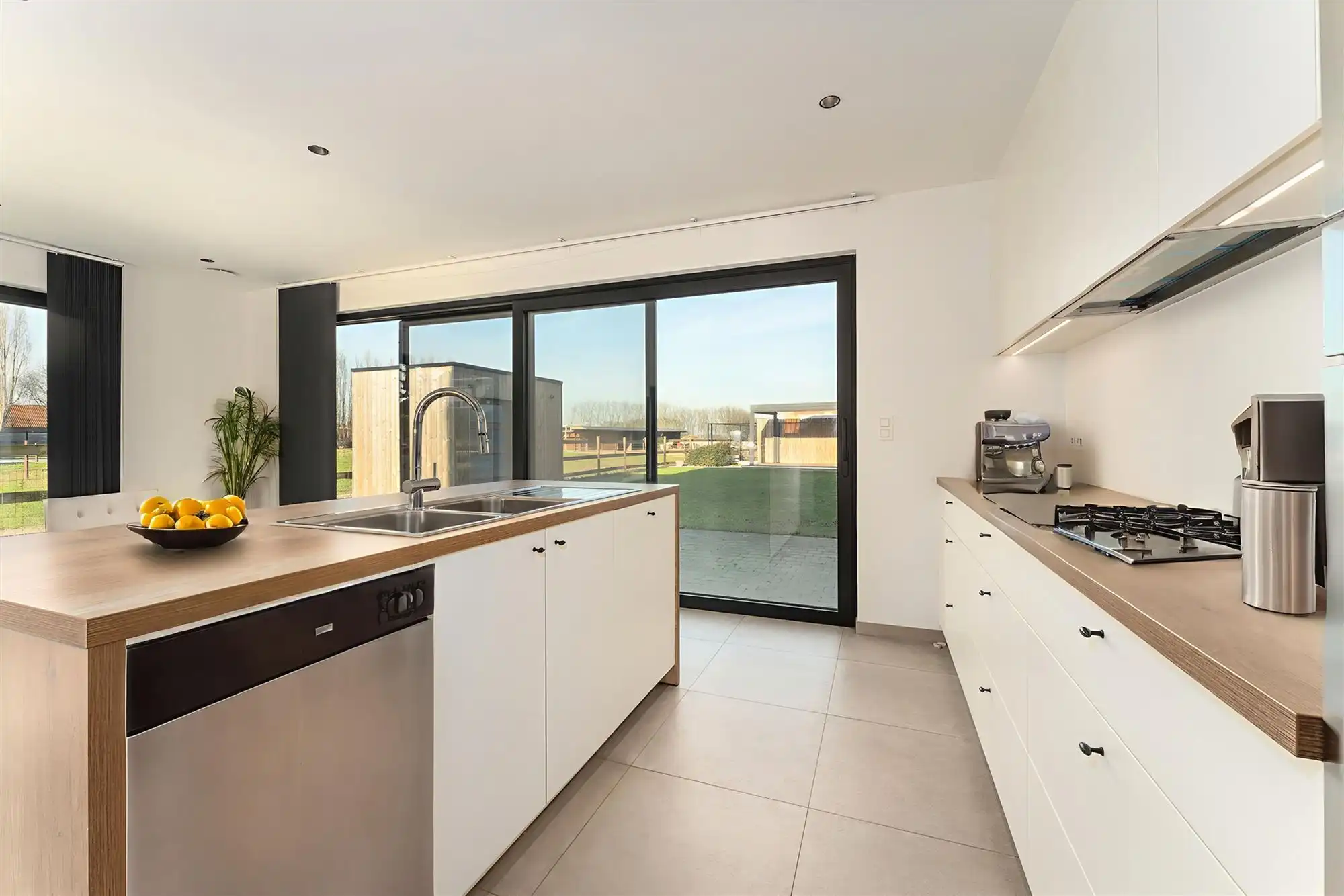 Knappe nieuwbouwwoning met 3 slaapkamers en weidse zichten foto 3