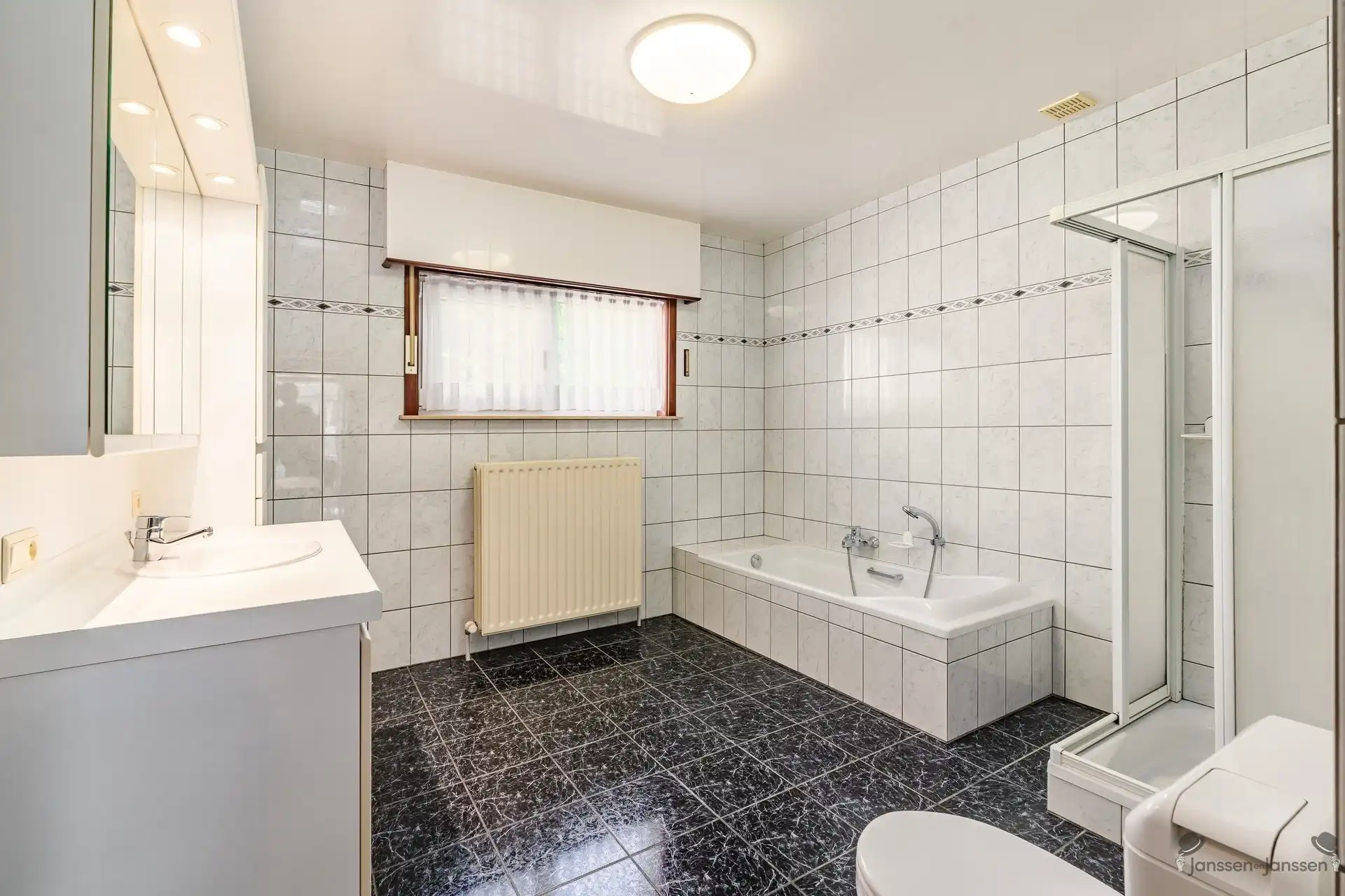 Ruime gezinswoning met extra werkplaats/atelier foto 12