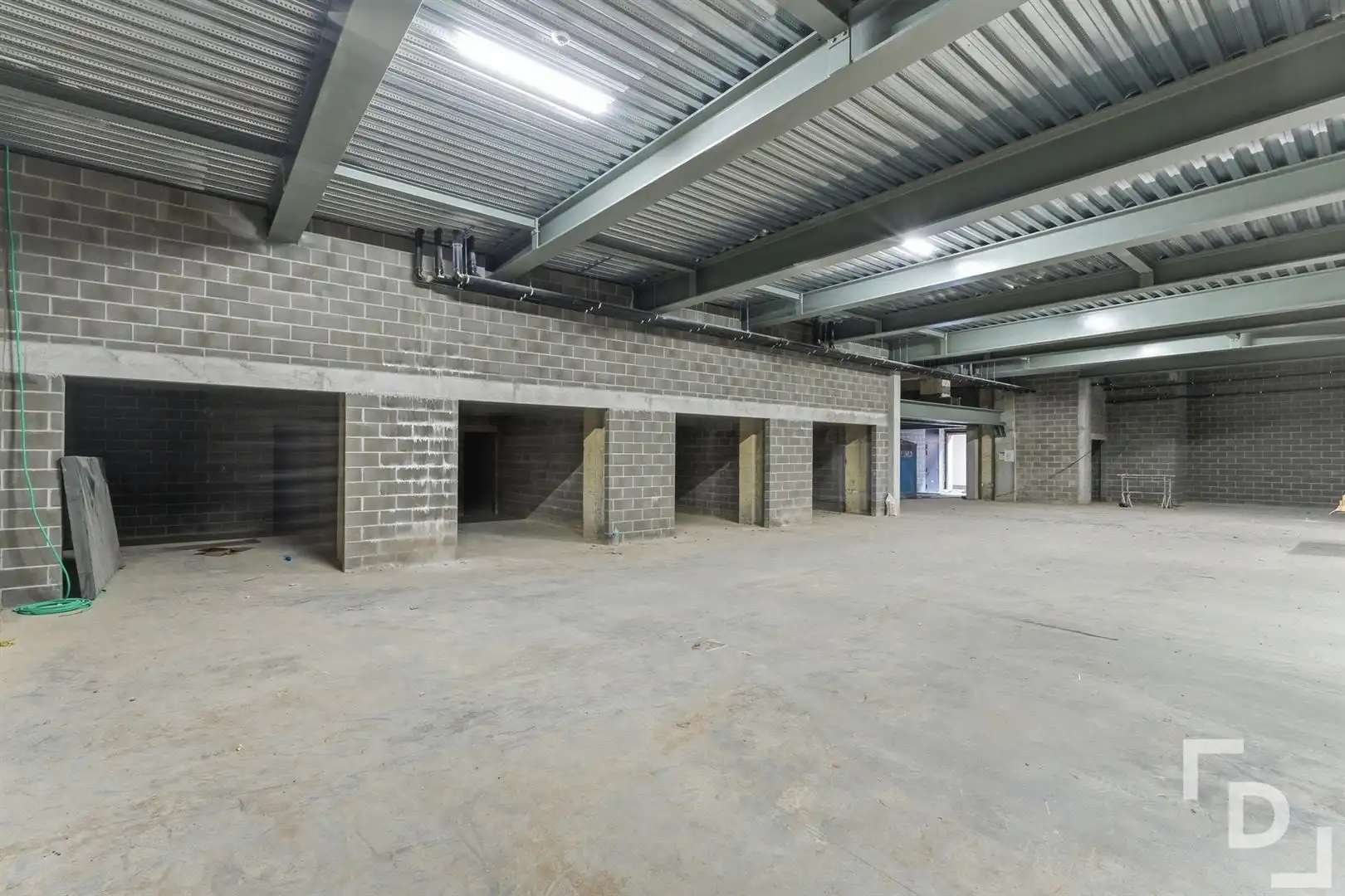 Nieuwbouwstudio met terras en tuin te koop in centrum Ieper. foto 13